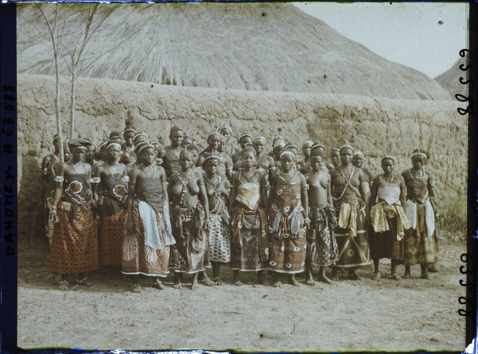 Image représentant Groupe de féticheuses de R'lan (?)