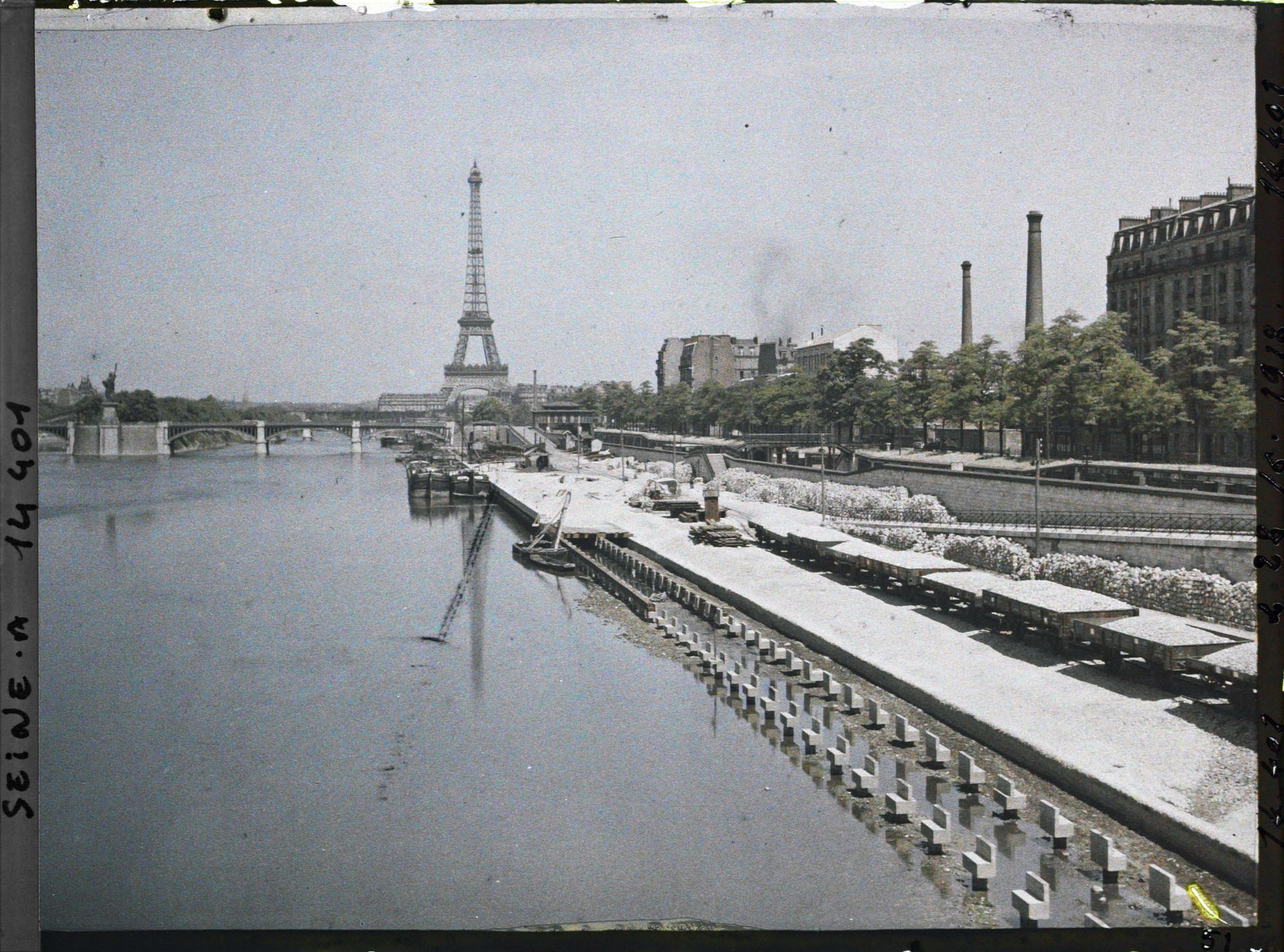 Image représentant Le quai André-Citroën, le port de Javel-Haut et la tour Eiffel, vue prise du pont Mirabeau