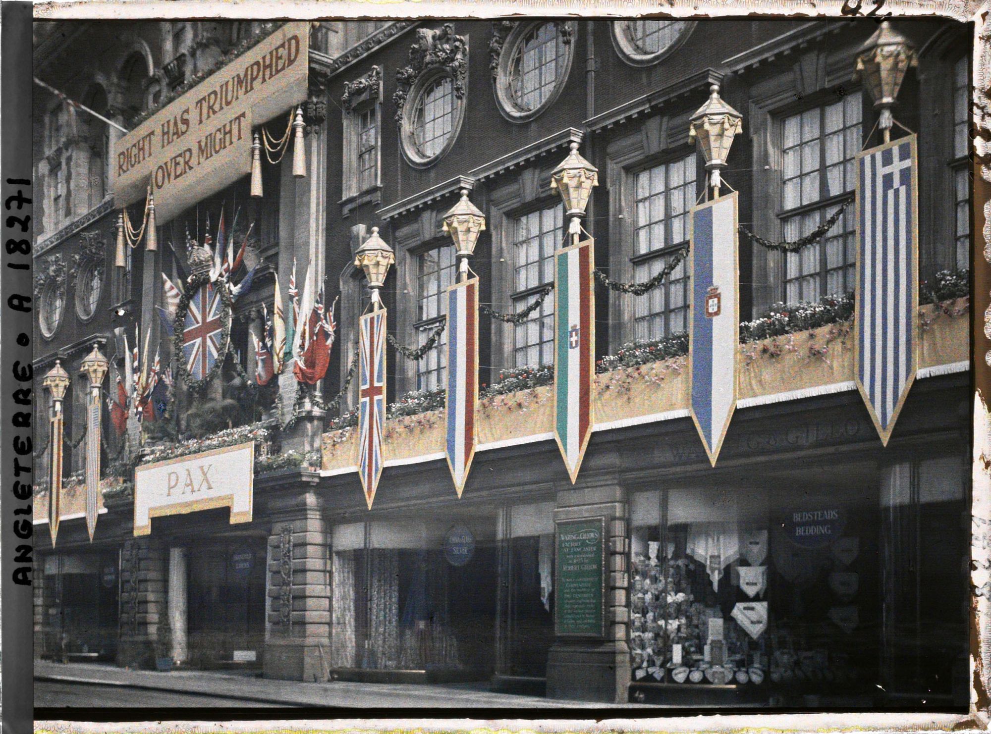 Image représentant La boutique Waring & Gillow décorée sur Oxford street à l'occasion de la commémoration de la Première Guerre Mondiale
