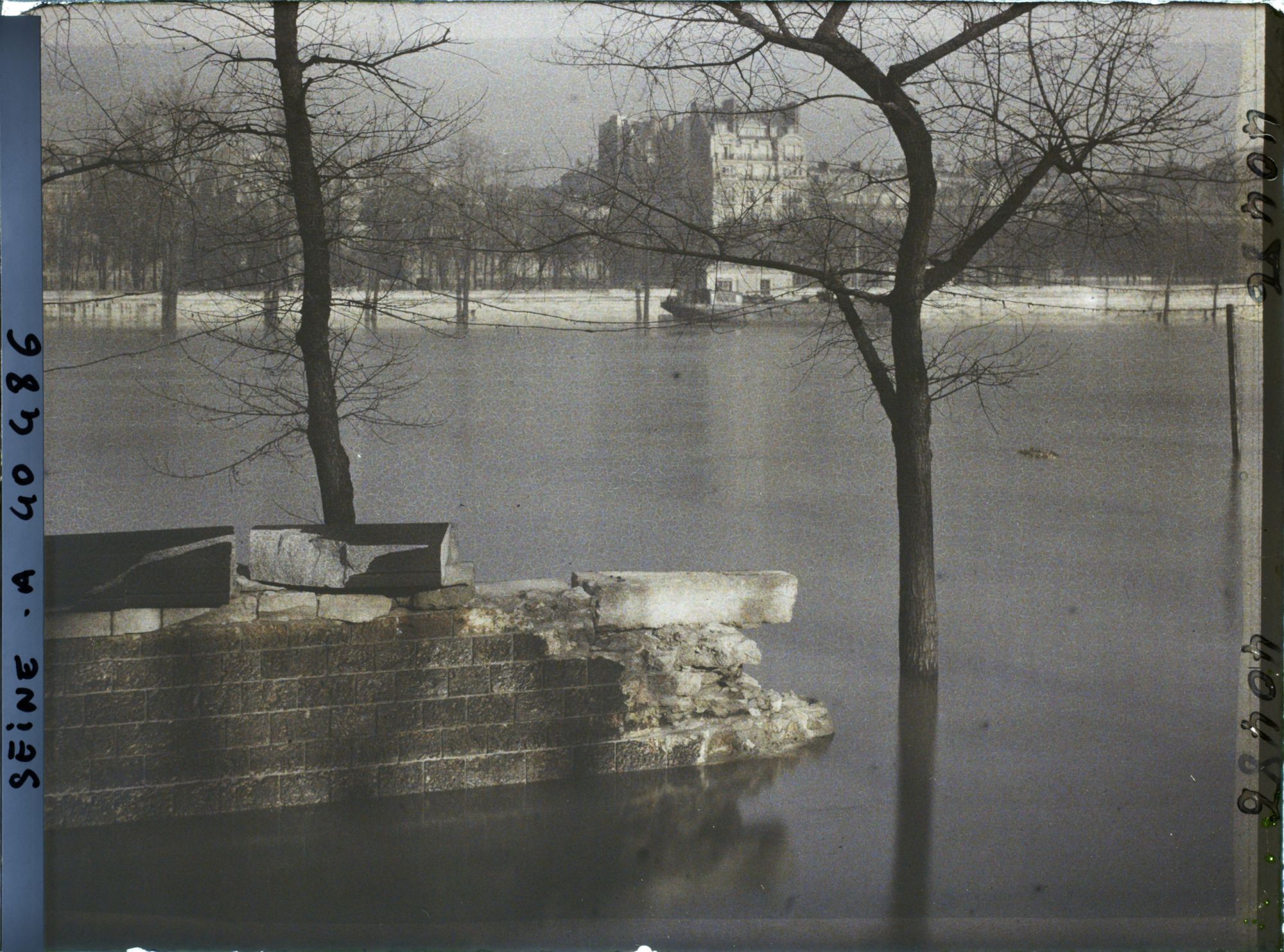 Image représentant Mur de la ligne de chemins de fer des Invalides détruit par la crue de la Seine, quai d'Orsay