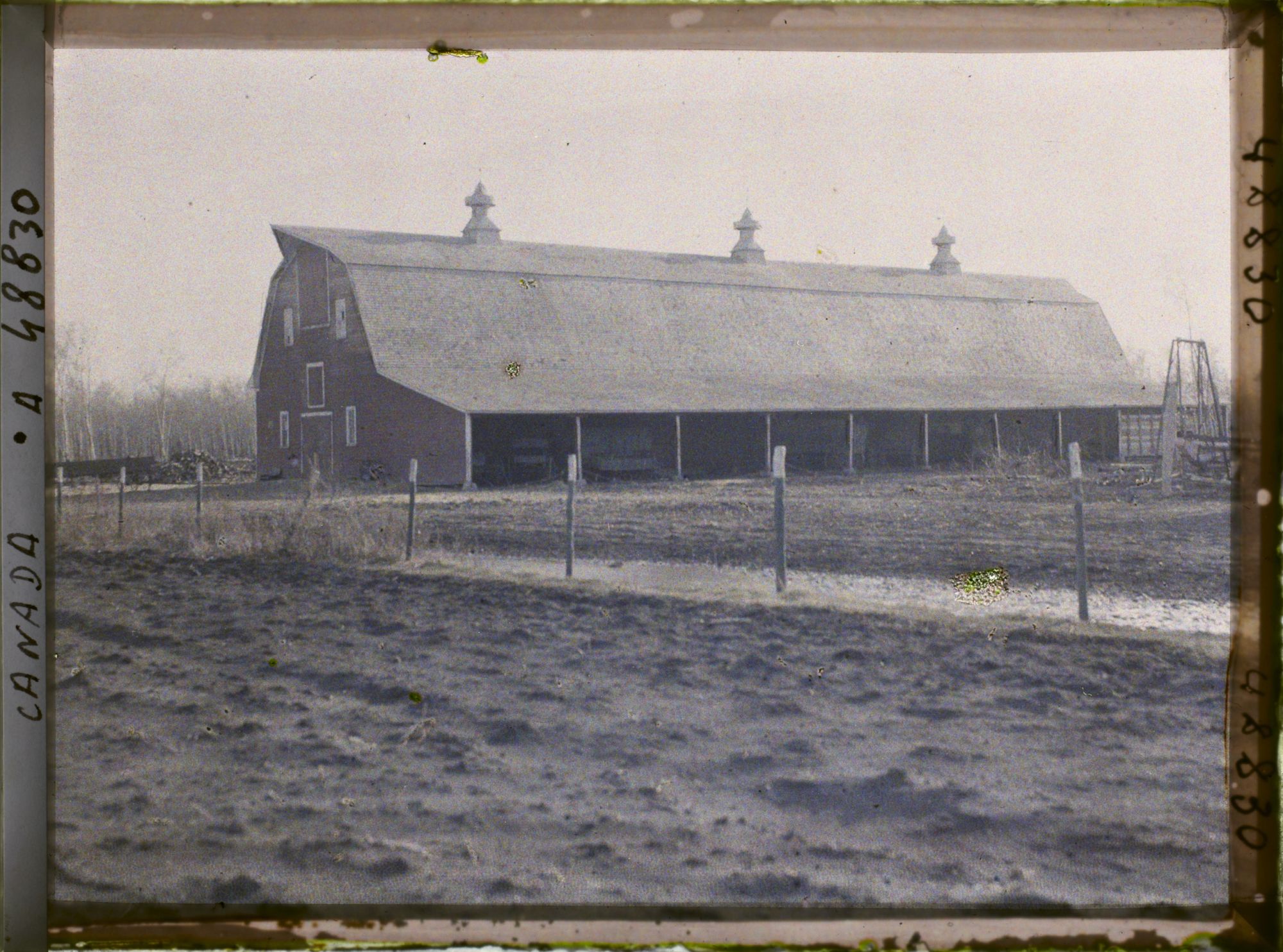 Image représentant Canada, St François Xavier, Une ferme: Remise pour les machines