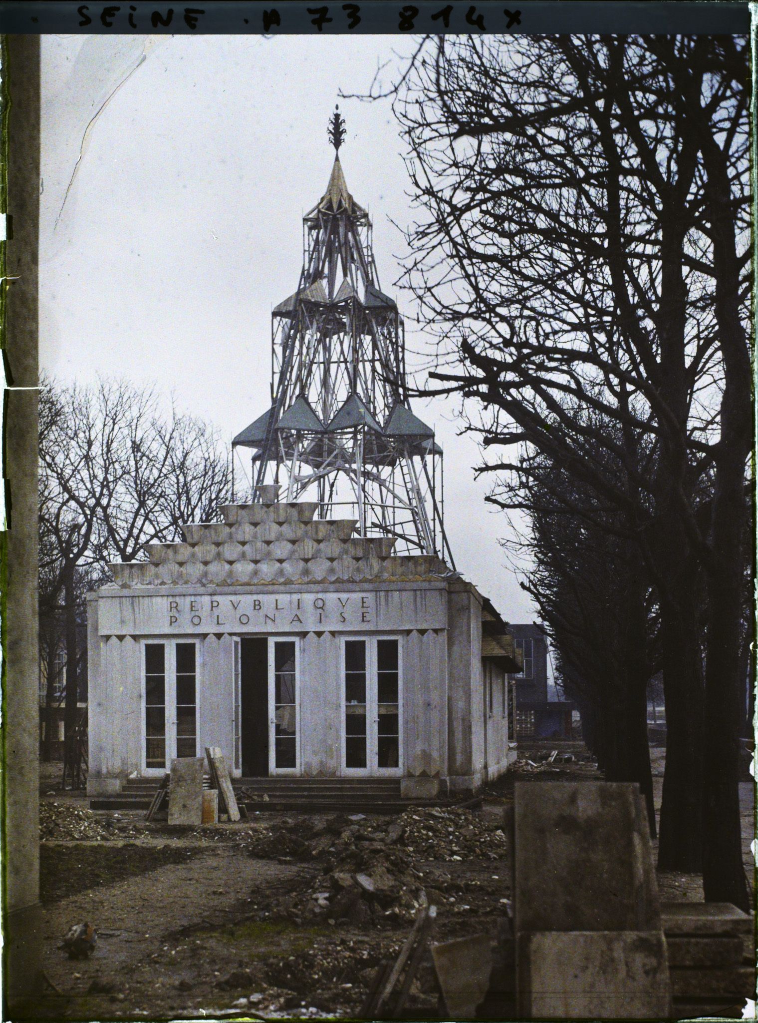 Image représentant L'exposition des arts décoratifs, démolition du pavillon de la Pologne, sur le Cours-la-Reine