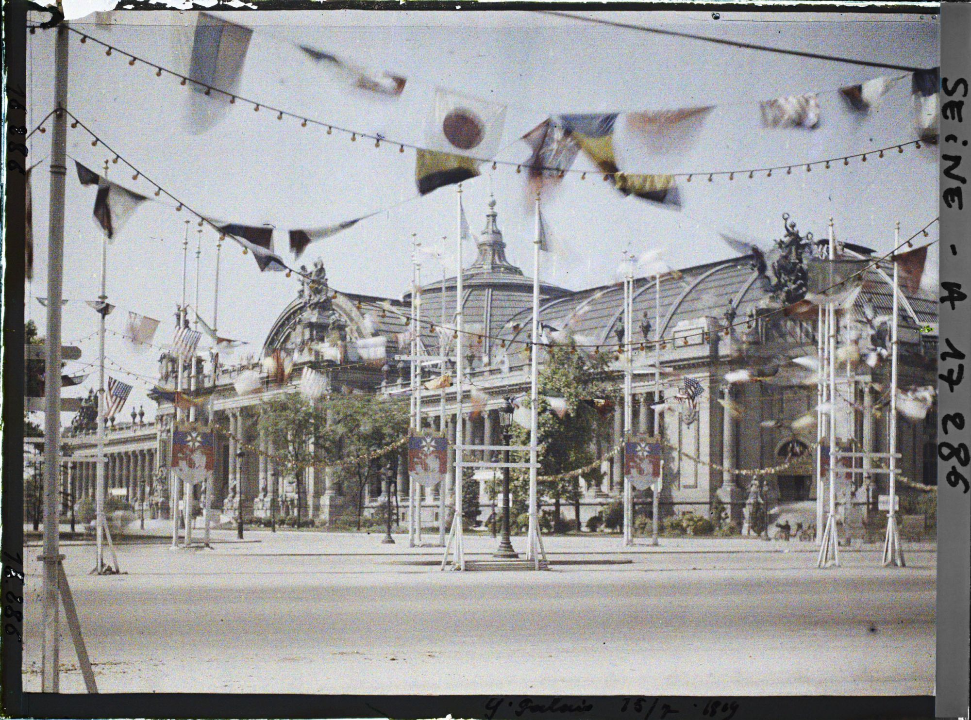 Image représentant Le Grand Palais et l'avenue des Champs-Elysées décorés pour les fêtes de la Victoire des 13 et 14 juillet