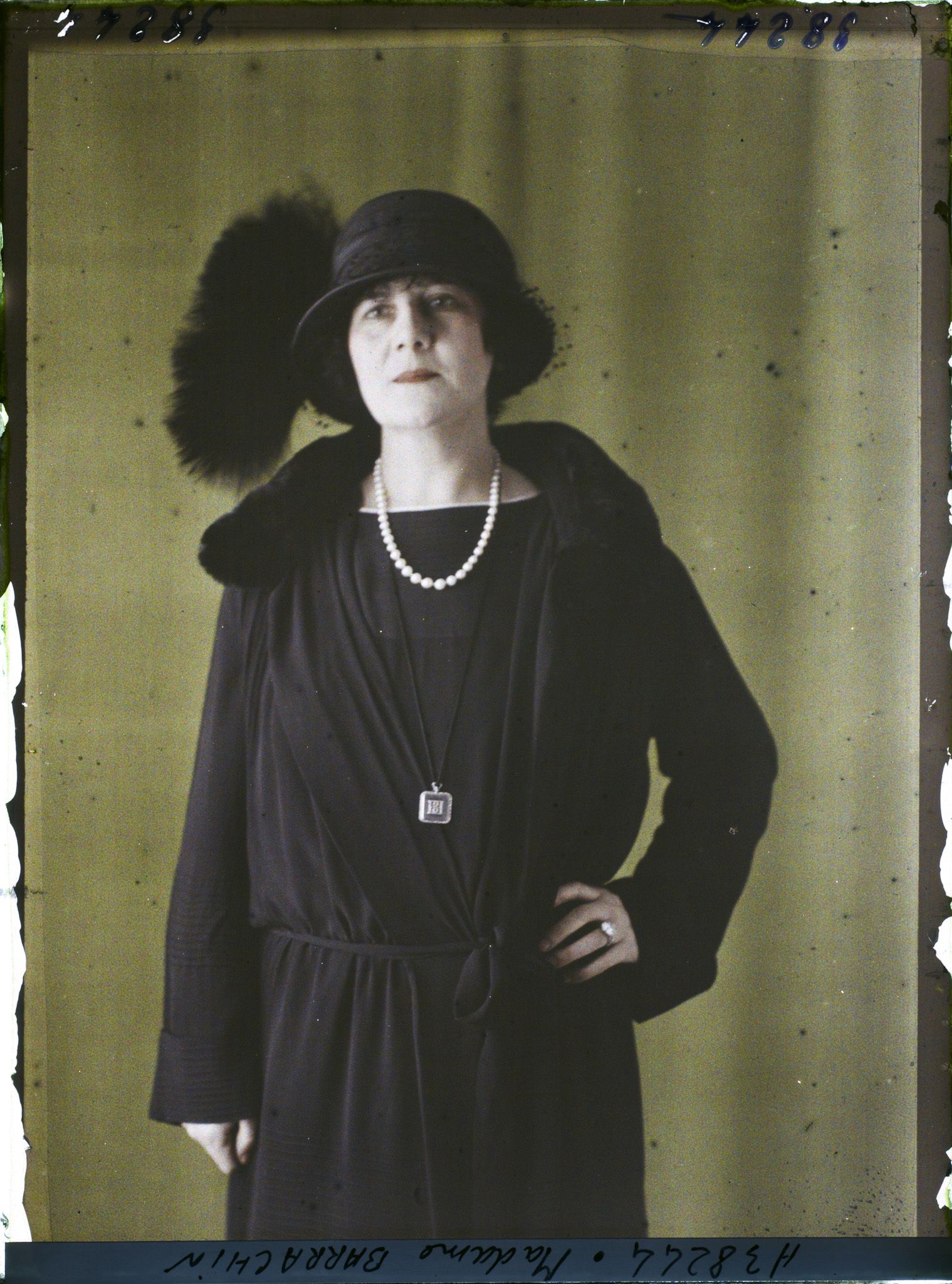 Image représentant https://musee-albert-kahn.s-museum.fr/home/NWQ2OTAwYzNmYjZlZTk1ZWQwODJmMjY4L2dlbmVyaWMtbm90aWNlLXRhYi9hdXRob3JpdHkvNjE3YTc5ZjVjZjhiODk2OGIzMzM3ZDIx/5d6900c3fb6ee95ed082f268/generic-notice-tab/authority/617a79ebcf8b8968b33367e9 Madame Barrachin