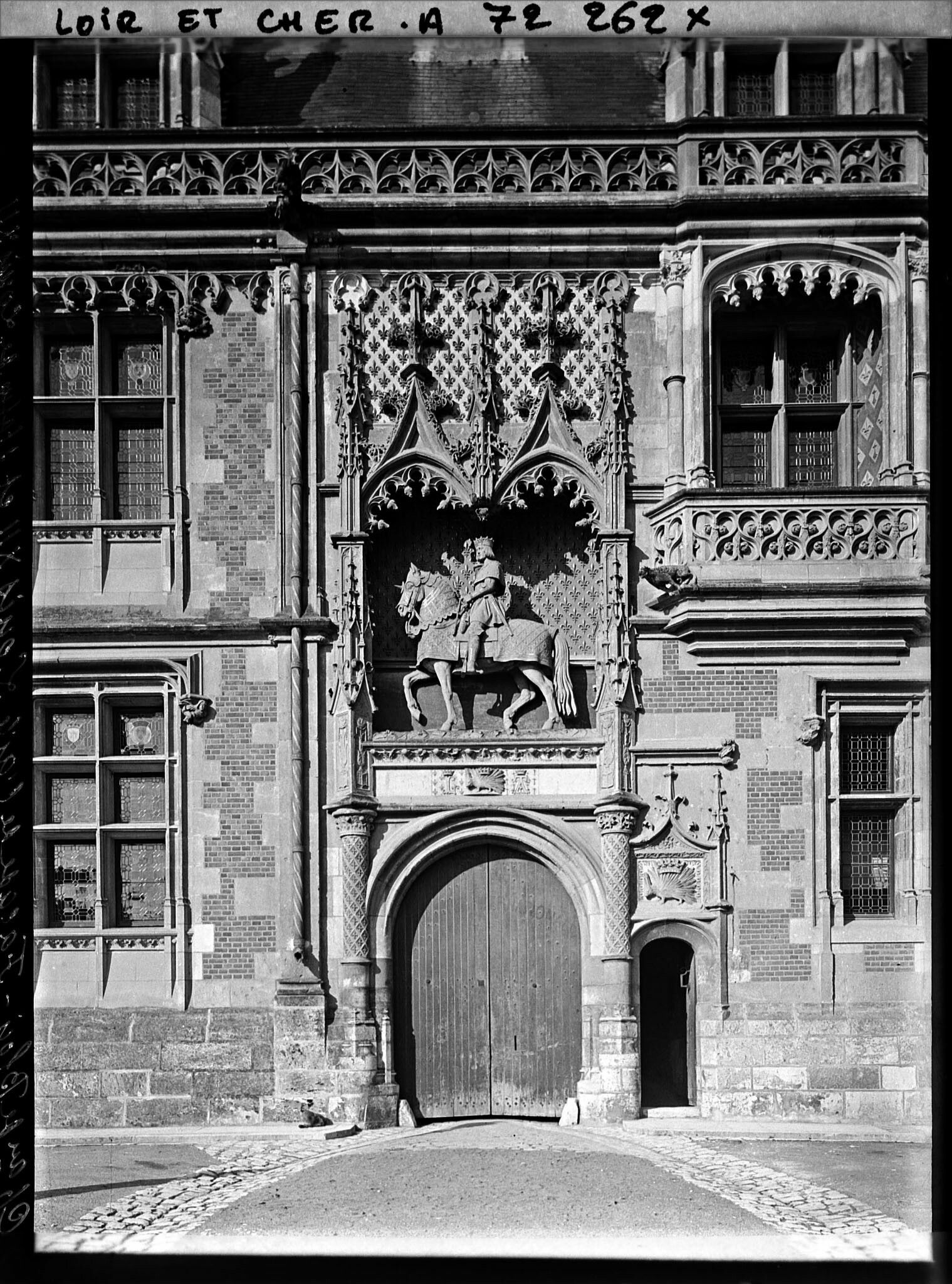 Image représentant La statue équestre de l'aile Louis XII