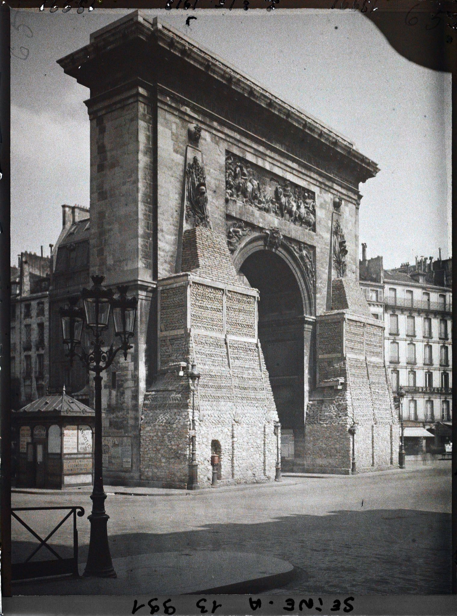 Image représentant La porte Saint-Denis protégée contre les bombardements boulevard de Bonne-Nouvelle