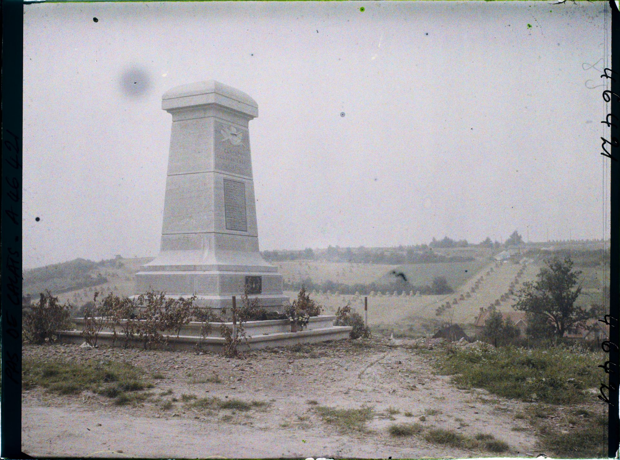 Image représentant France, Carency, Monumt aux Morts dans la brume