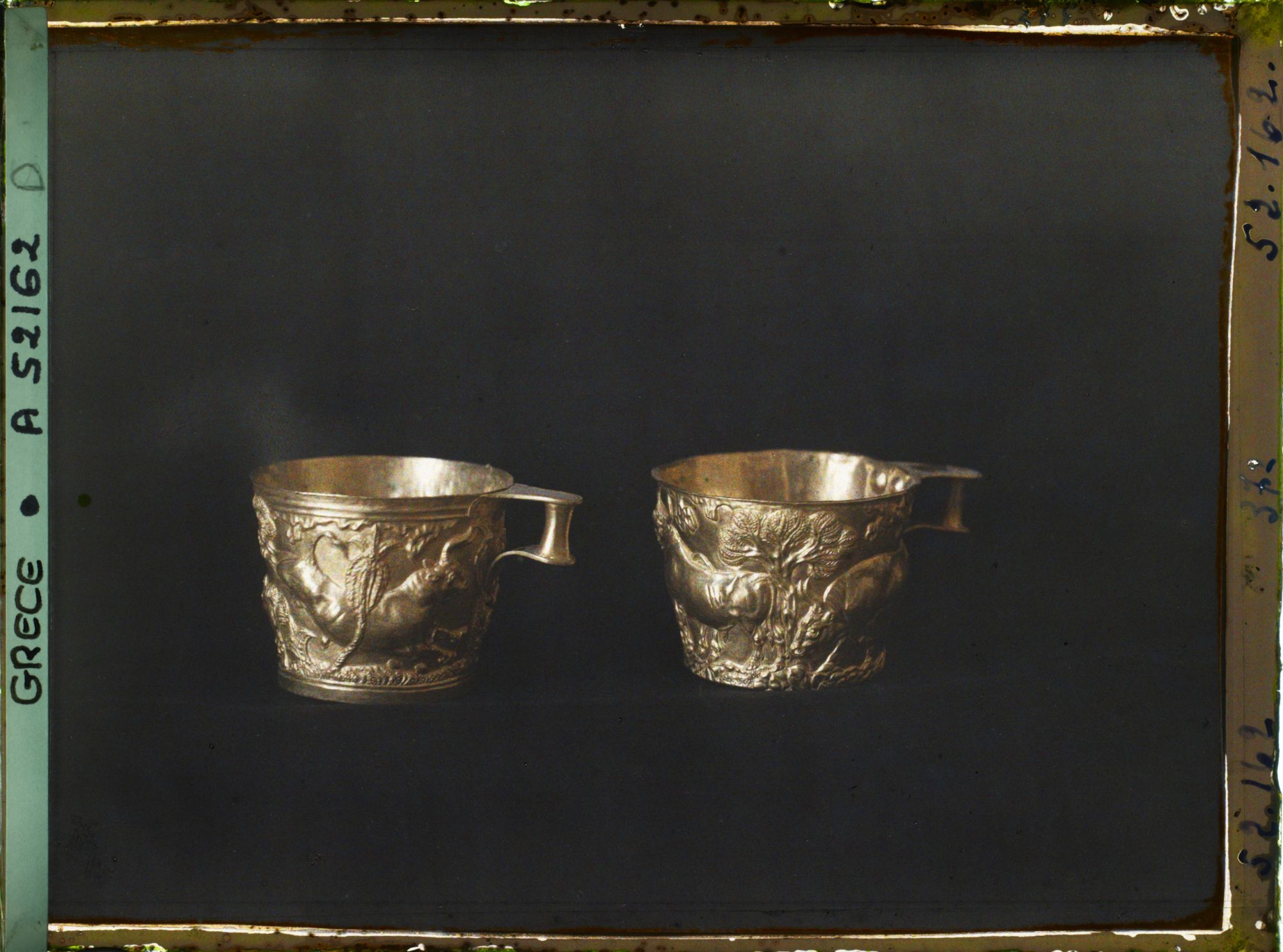 Image représentant Deux gobelets en or sculpté (scènes de chasse au taureau) provenant de Vaphio (Laconie)