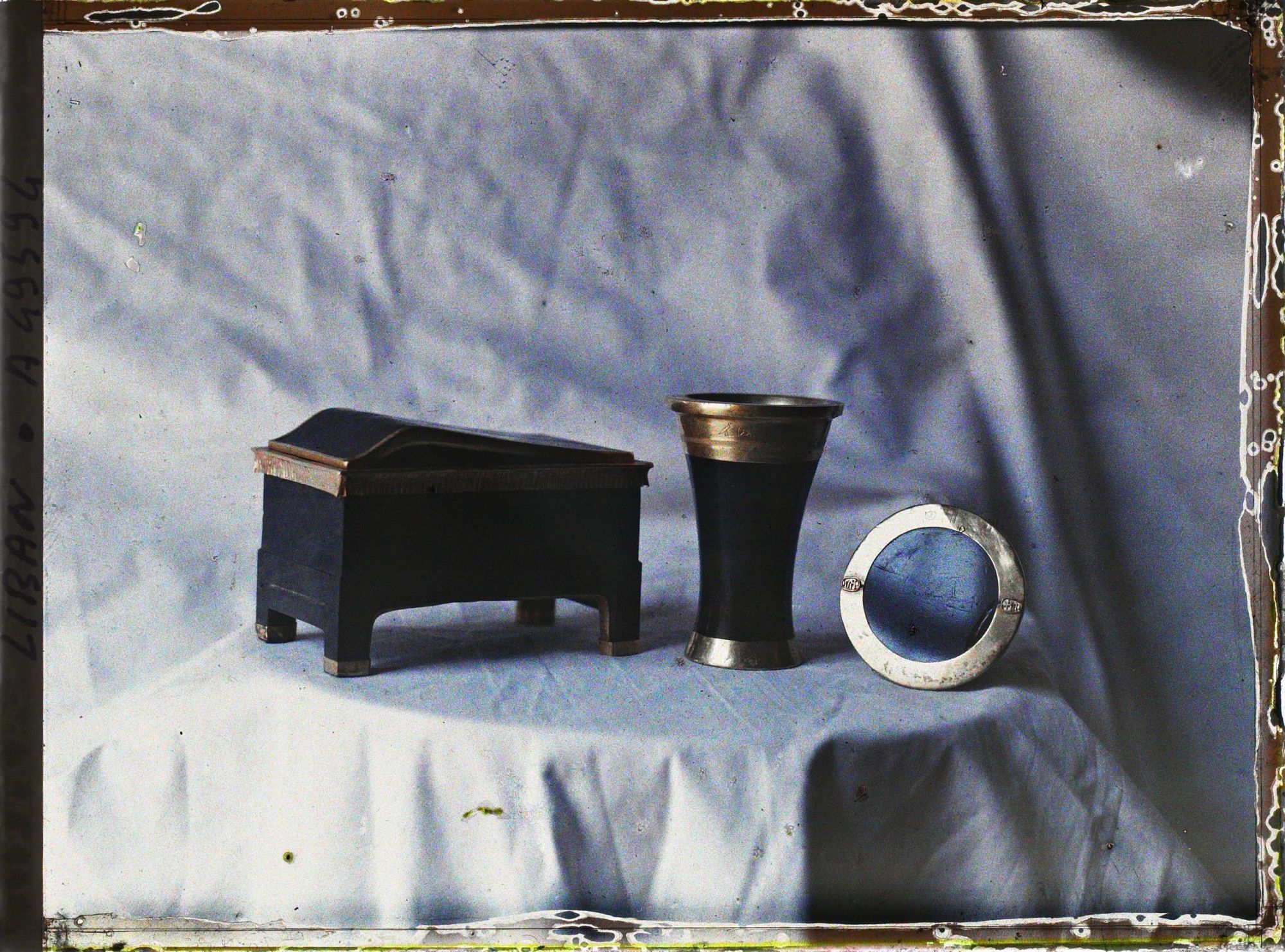 Image représentant Récipient à baume en obsidienne et or