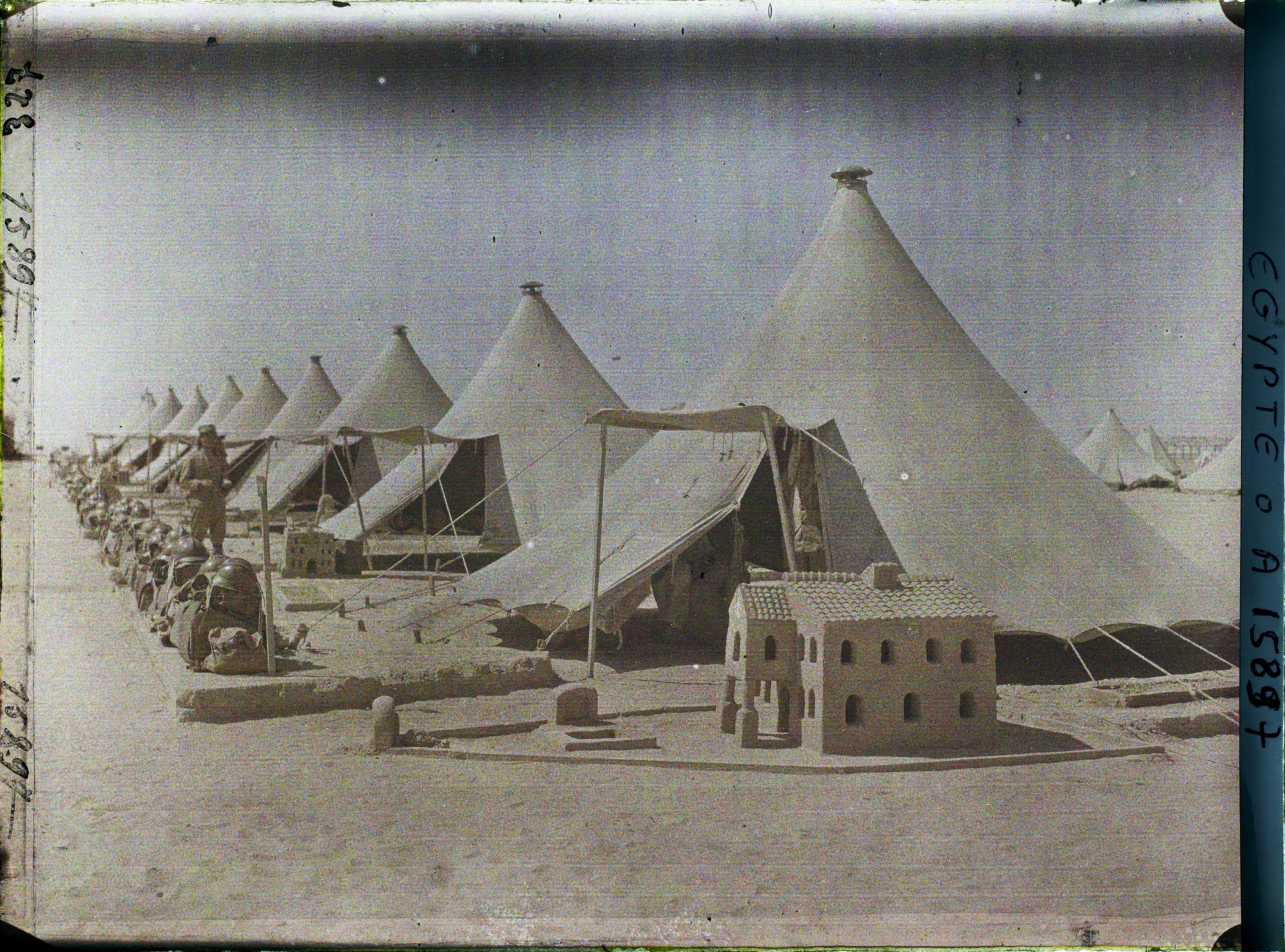 Image représentant Tentes de la Légion étrangère (soldats arméniens) dans le camp de Ferry Post