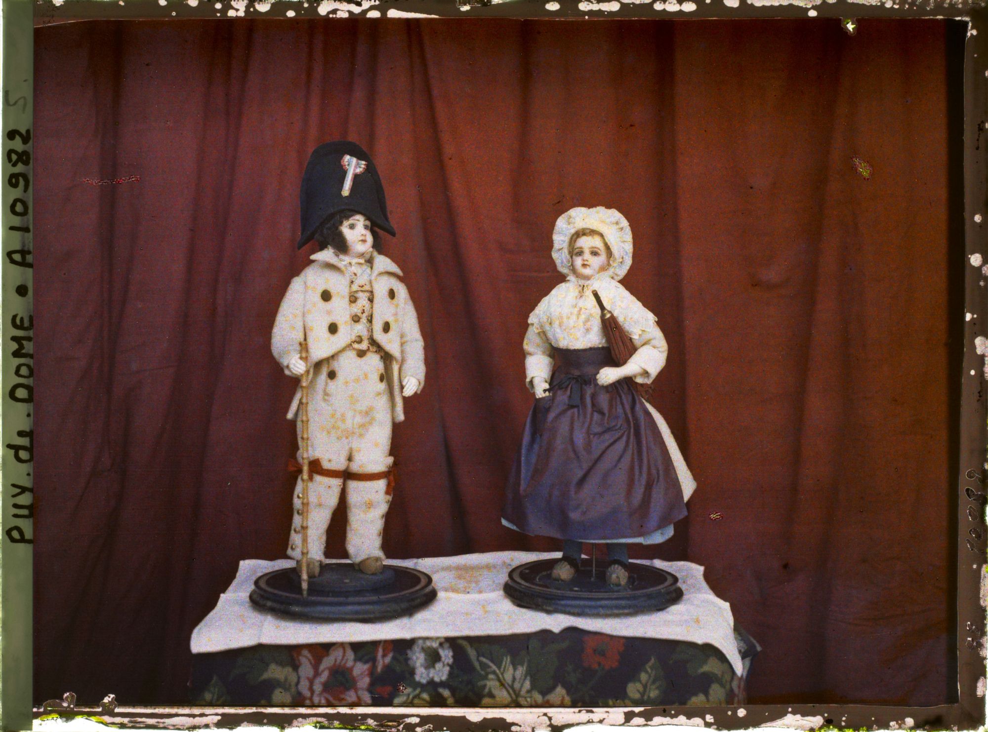 Image représentant France, Issoire, Poupées en Costumes auvergnats, époque 1830, appartenant à Mme Foububt