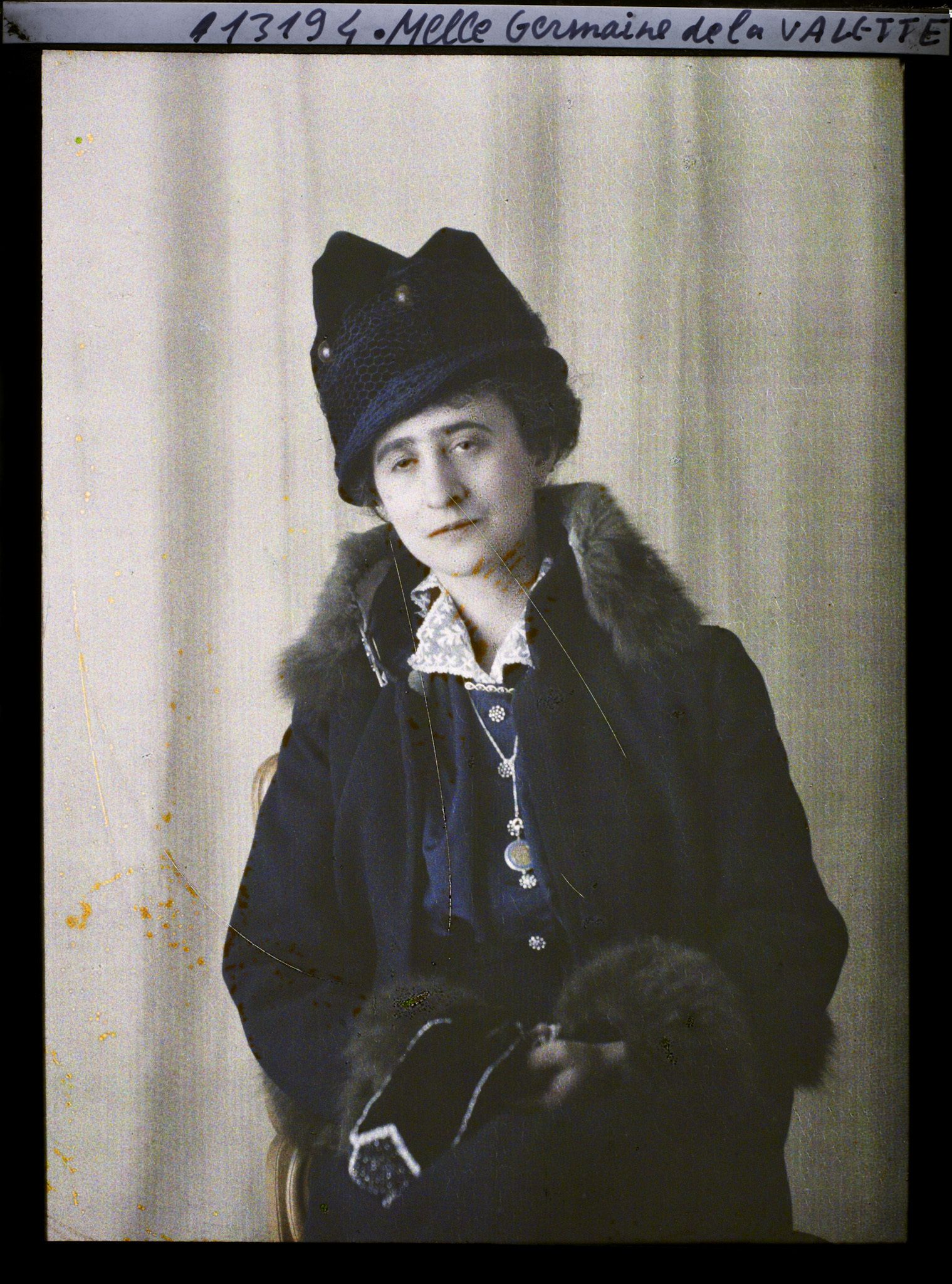 Image représentant Mademoiselle  https://musee-albert-kahn.s-museum.fr/home/NWQ2OTAwYzNmYjZlZTk1ZWQwODJmMjY4L2dlbmVyaWMtbm90aWNlLXRhYi9hdXRob3JpdHkvNjE3YTc5ZjVjZjhiODk2OGIzMzM3ZDIx/5d6900c3fb6ee95ed082f268/generic-notice-tab/authority/617a79ebcf8b8968b33379af Germaine de la Valette