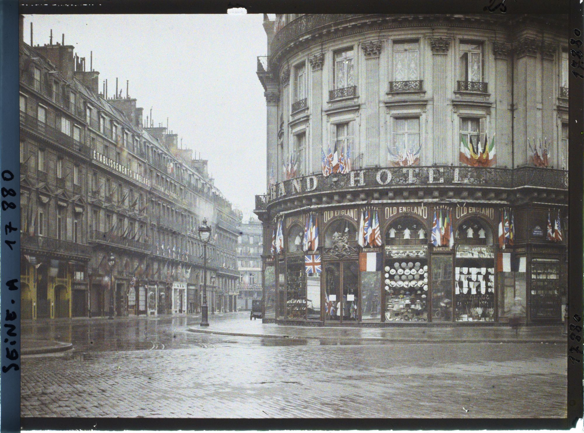 Image représentant Le magasin Old England pavoisé pour les fêtes de la Victoire à l'angle de la rue Scribe et du boulevard des Capucines