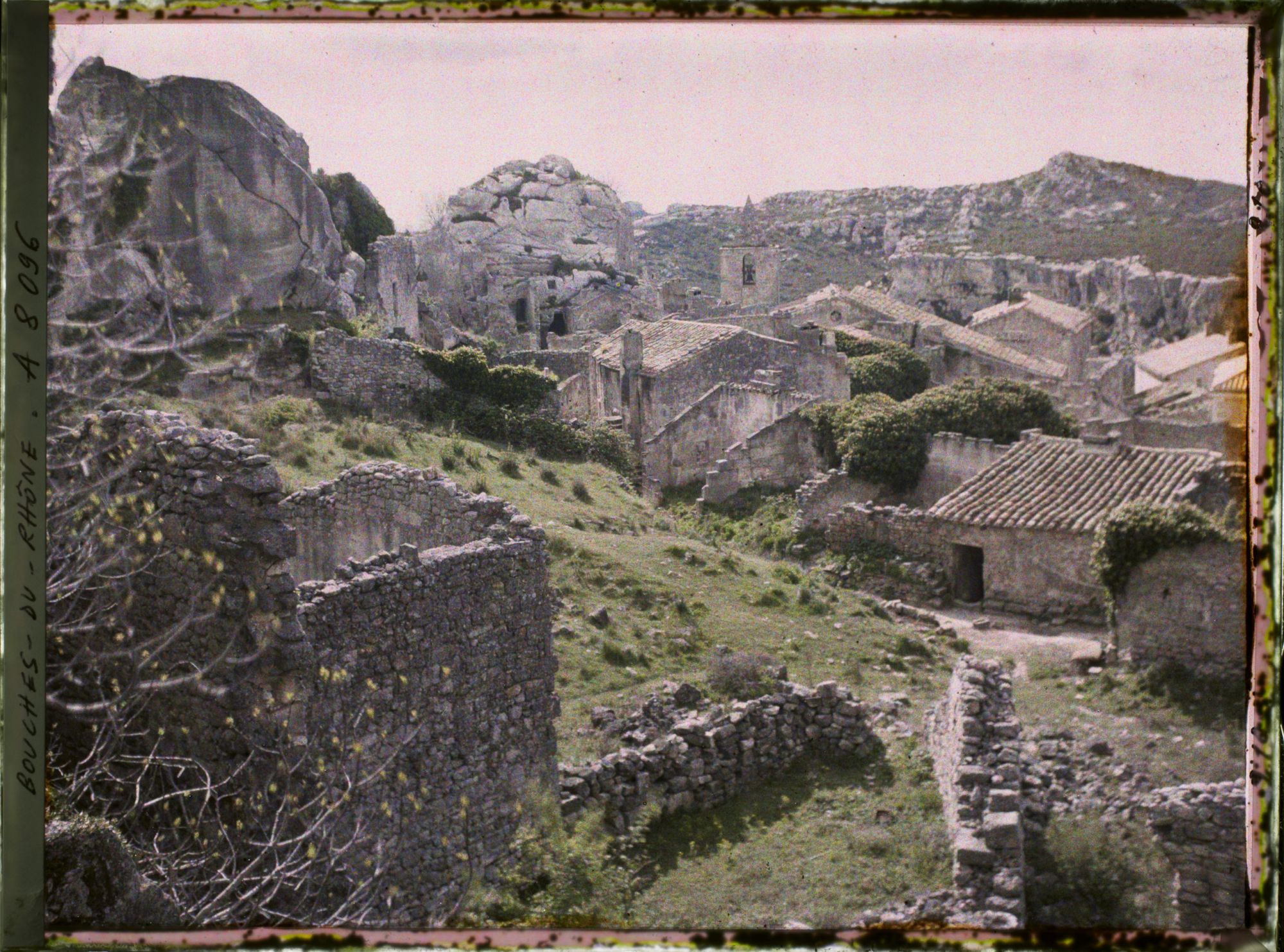Image représentant Vues des toitures du Planet et de l'église Saint-Vincent