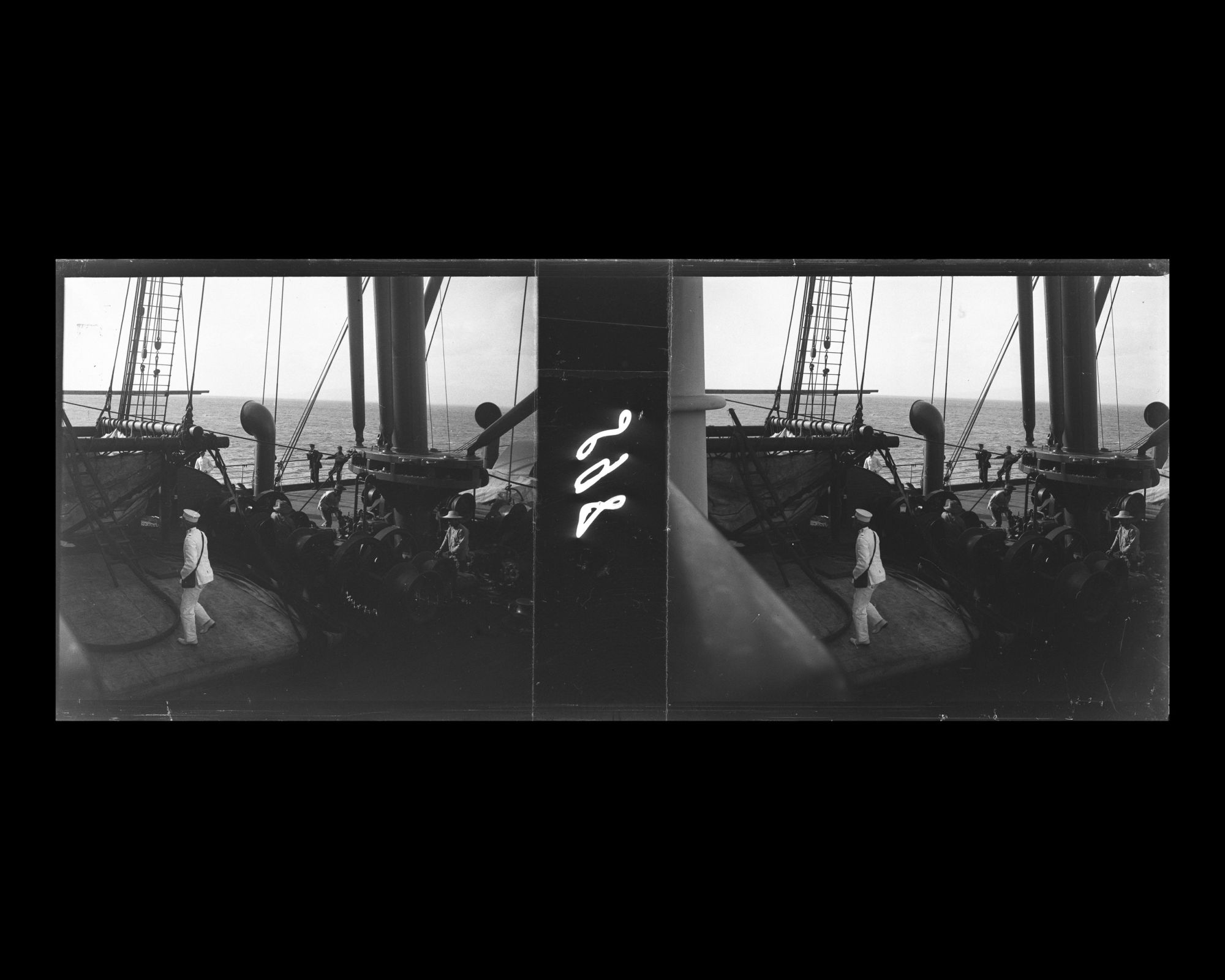 Image représentant Un officier traverse le pont lors de la visite de santé pendant la quarantaine (?)