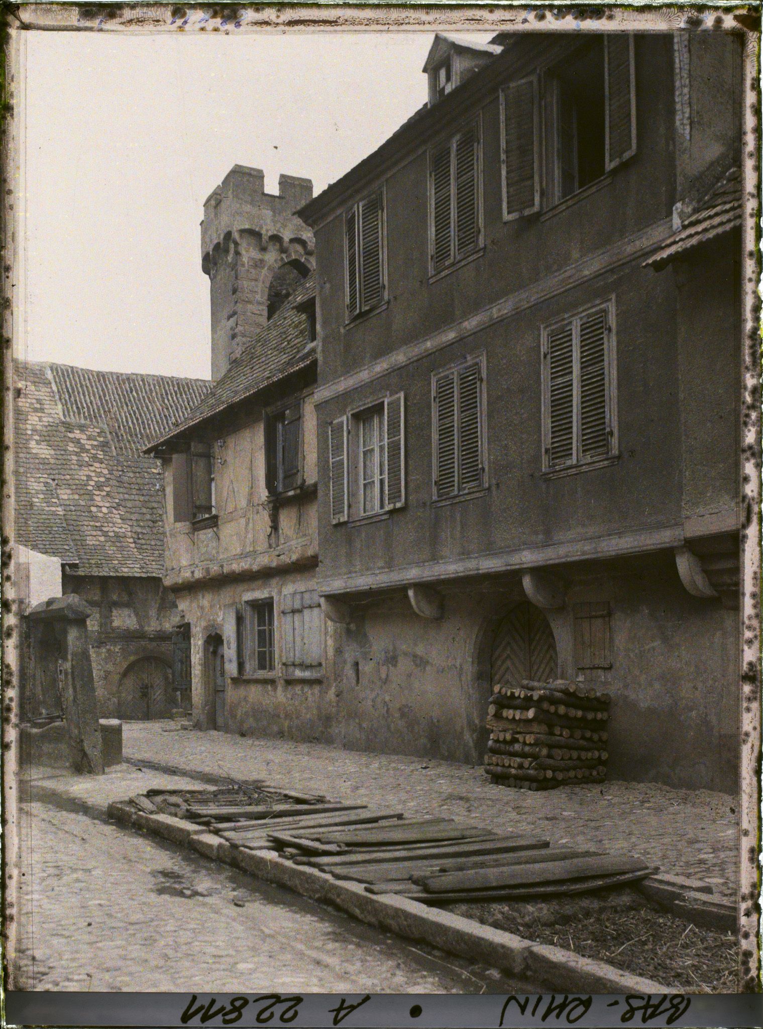 Image représentant France, Obernai, Vieilles Maisons : au fond, rue tour des Anciennes fortifons à ouverture ogivale