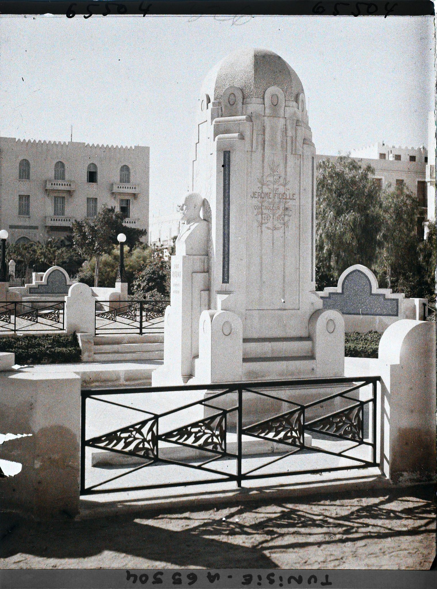Image représentant Le monument érigé en l'honneur de Paul Bourde