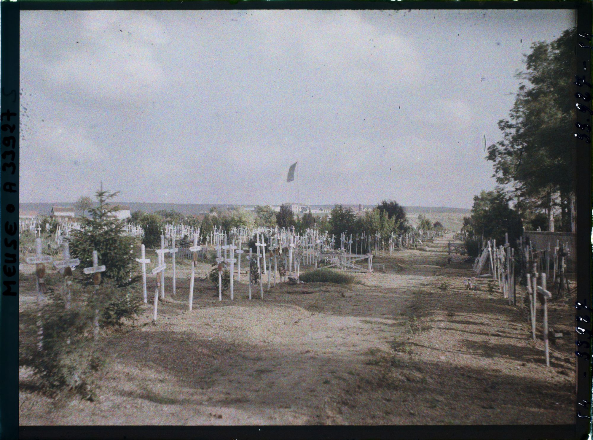 Image représentant France, Verdun, Vue d'ensemble du Ciemetière prise du Pont