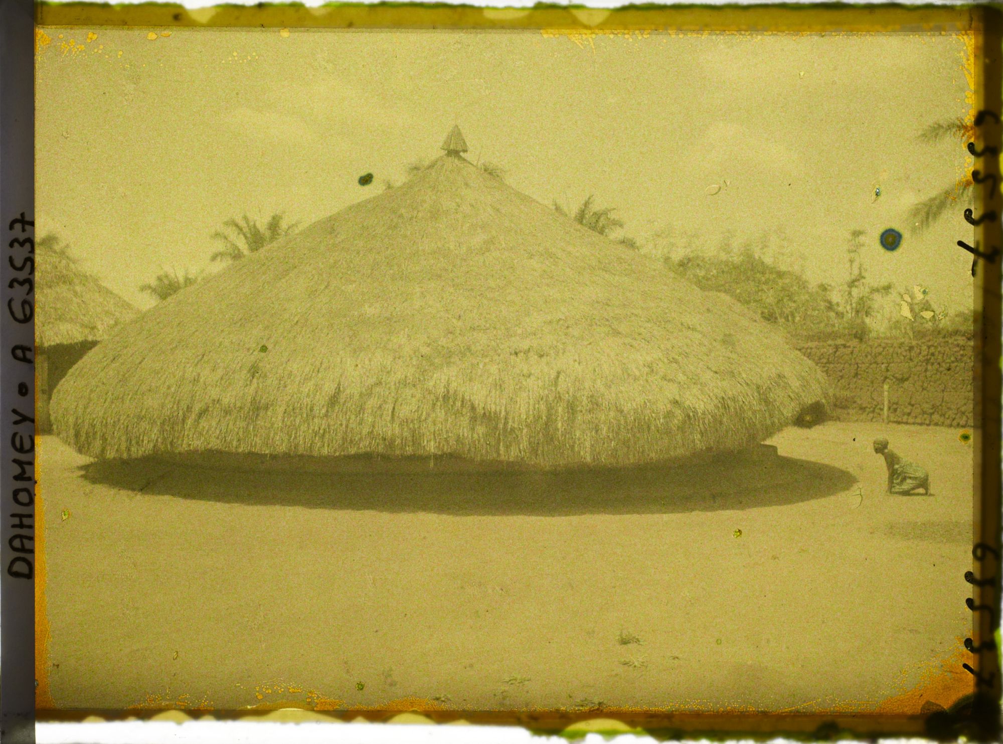 Image représentant Femme agenouillée devant le tombeau de  null Glélé
