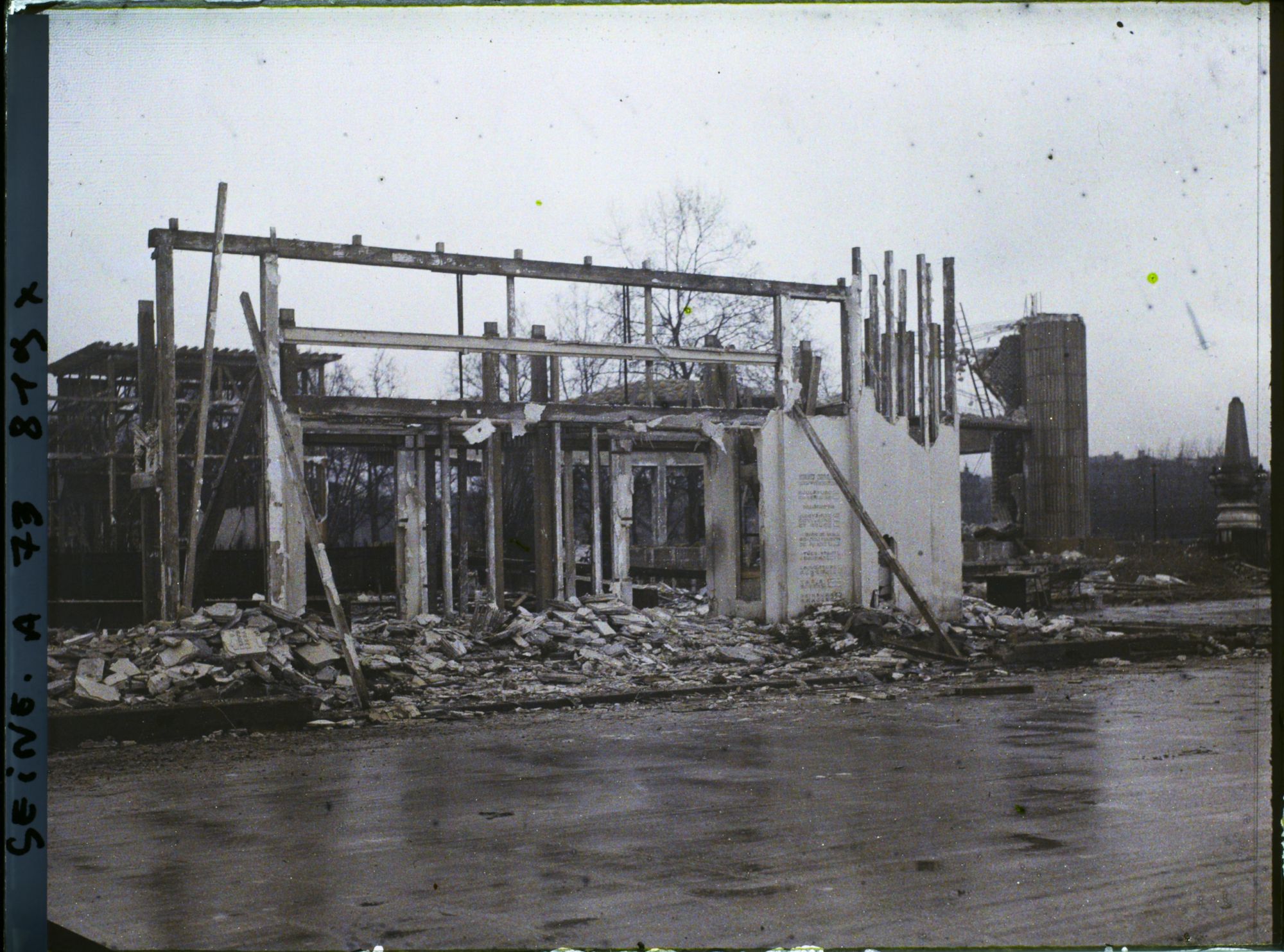 Image représentant L'exposition des arts décoratifs, démolition d'un pavillon à l'entrée du pont Alexandre III