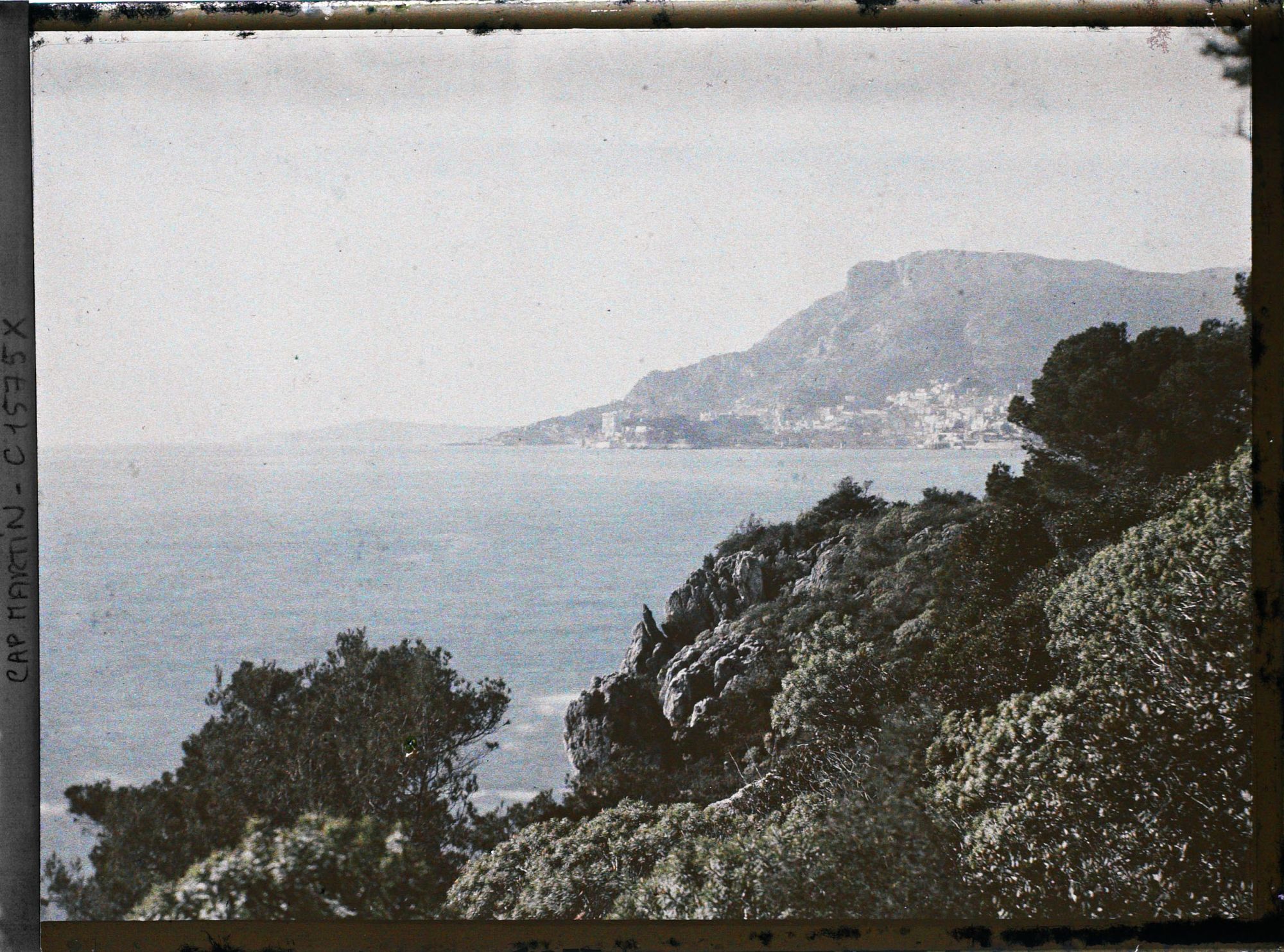 Image représentant Paysage maritime vu en direction de Monaco, à proximité de la villa Kahn, dite villa Zamir