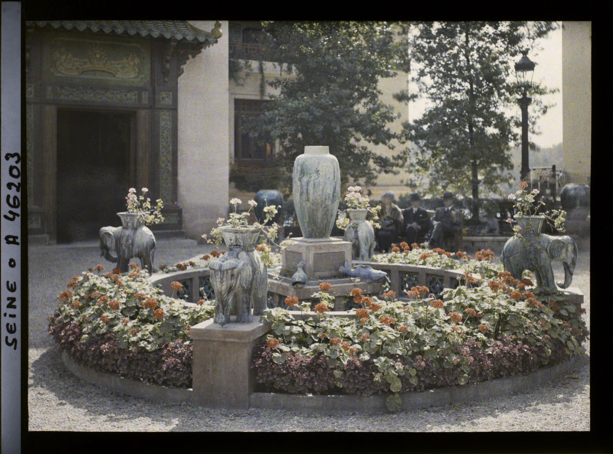 Image représentant L'exposition des arts décoratifs, massif devant le pavillon de l'art colonial
