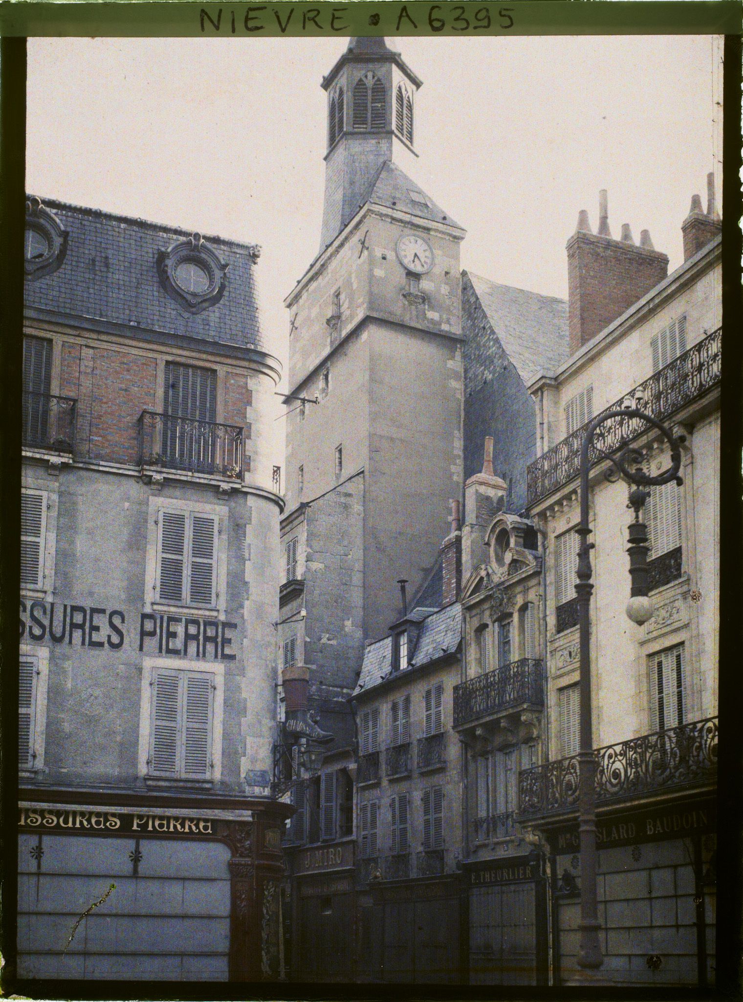 Image représentant Boutiques rue du commerce et vue sur la tour de l'Horloge (dit le Beffroi)
