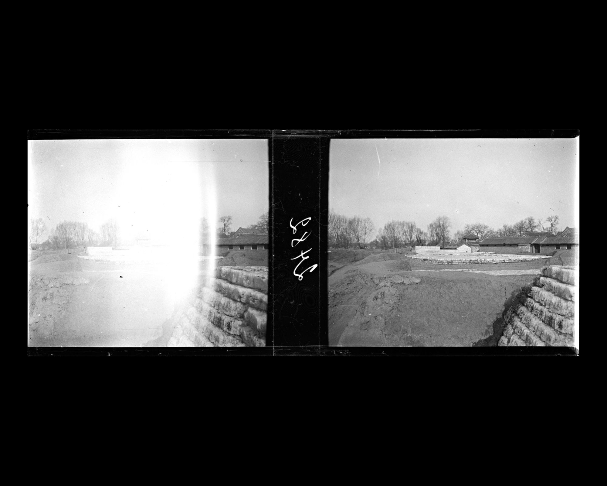 Image représentant Une glacière en cours de réalisation sur la rive est du Qianhai ("lac Antérieur") dans le quartier du Shishahai ("lac des Dix Monastères")