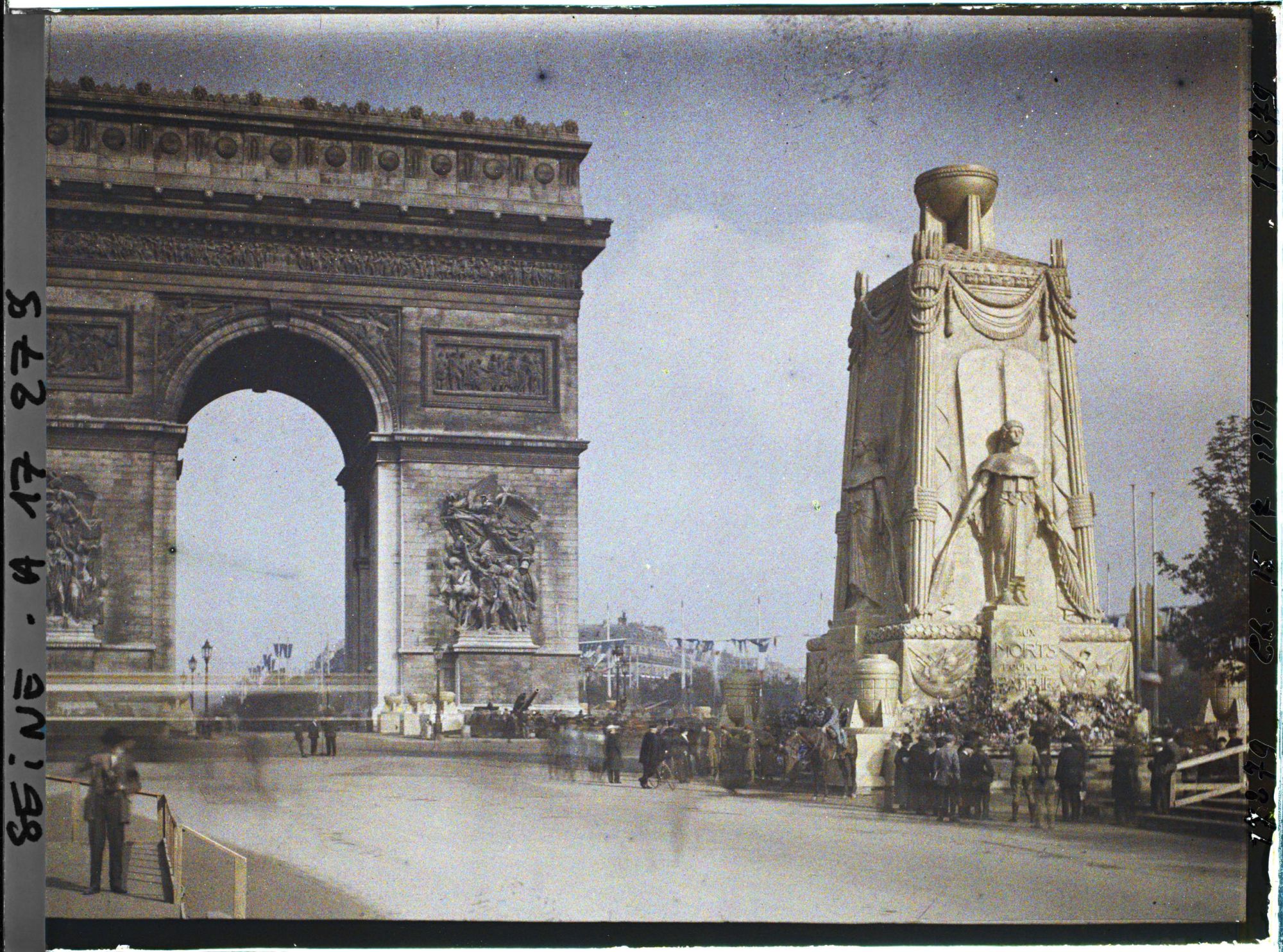 Image représentant Le Cénotaphe dédié aux morts pour la patrie pour les fêtes de la Victoire des 13 et 14 juillet et l'Arc de Triomphe