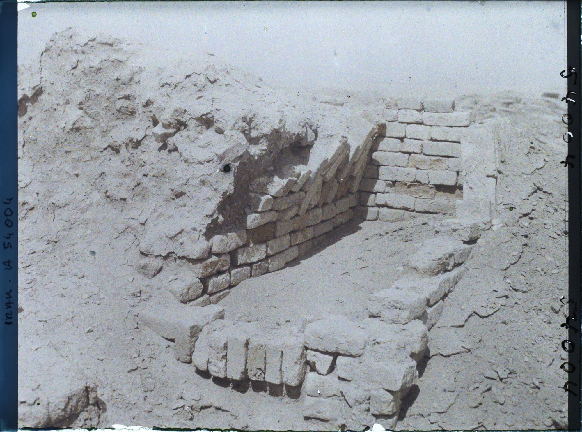Image représentant Une tombe (l'une des 2000 tombes du cimetière royal ?)