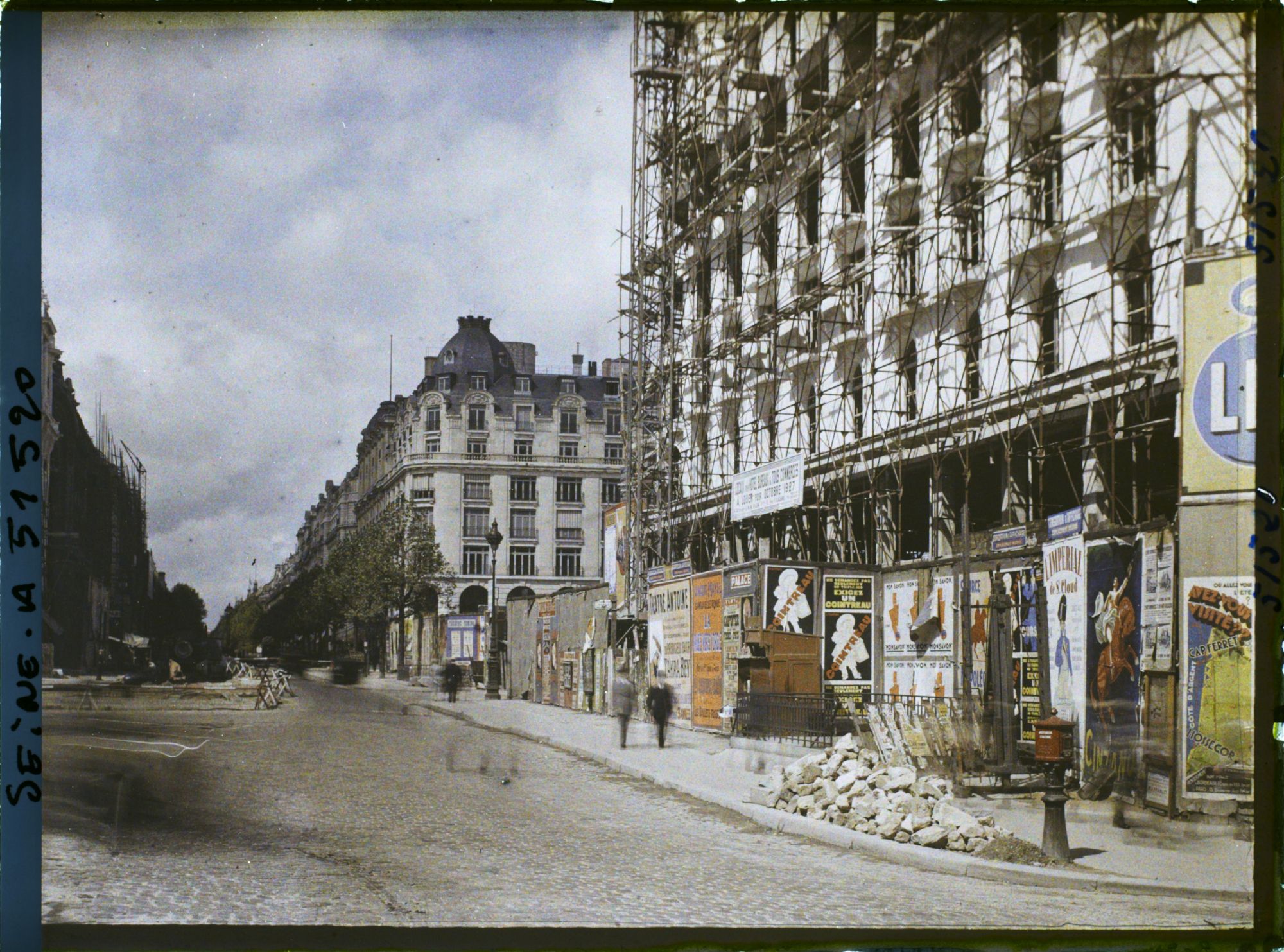 Image représentant La percée du boulevard Haussmann, les nouvelles constructions depuis l'angle de la rue Chauchat en direction de la rue Le Peletier