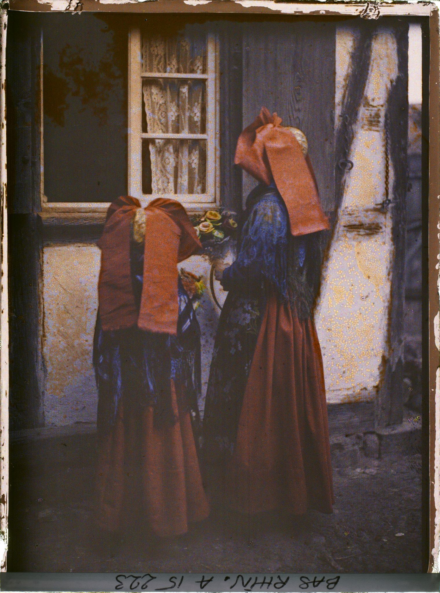 Image représentant Une jeune fille, Emilie Speisser et une fillette, Sophie Thier, vues de dos