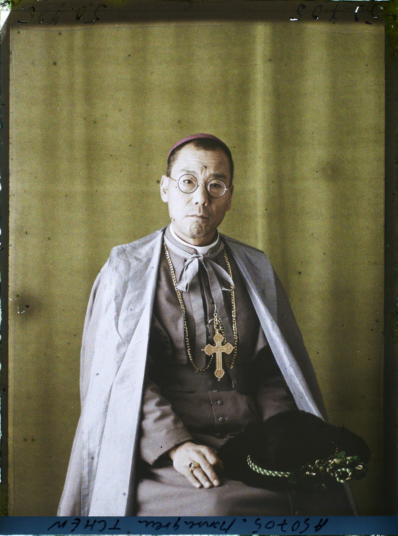 Image représentant https://musee-albert-kahn.s-museum.fr/home/NWQ2OTAwYzNmYjZlZTk1ZWQwODJmMjY4L2dlbmVyaWMtbm90aWNlLXRhYi9hdXRob3JpdHkvNjE3YTc5ZjVjZjhiODk2OGIzMzM3ZDIx/5d6900c3fb6ee95ed082f268/generic-notice-tab/authority/617a79eacf8b8968b33365a1 Monseigneur Tchen Louis