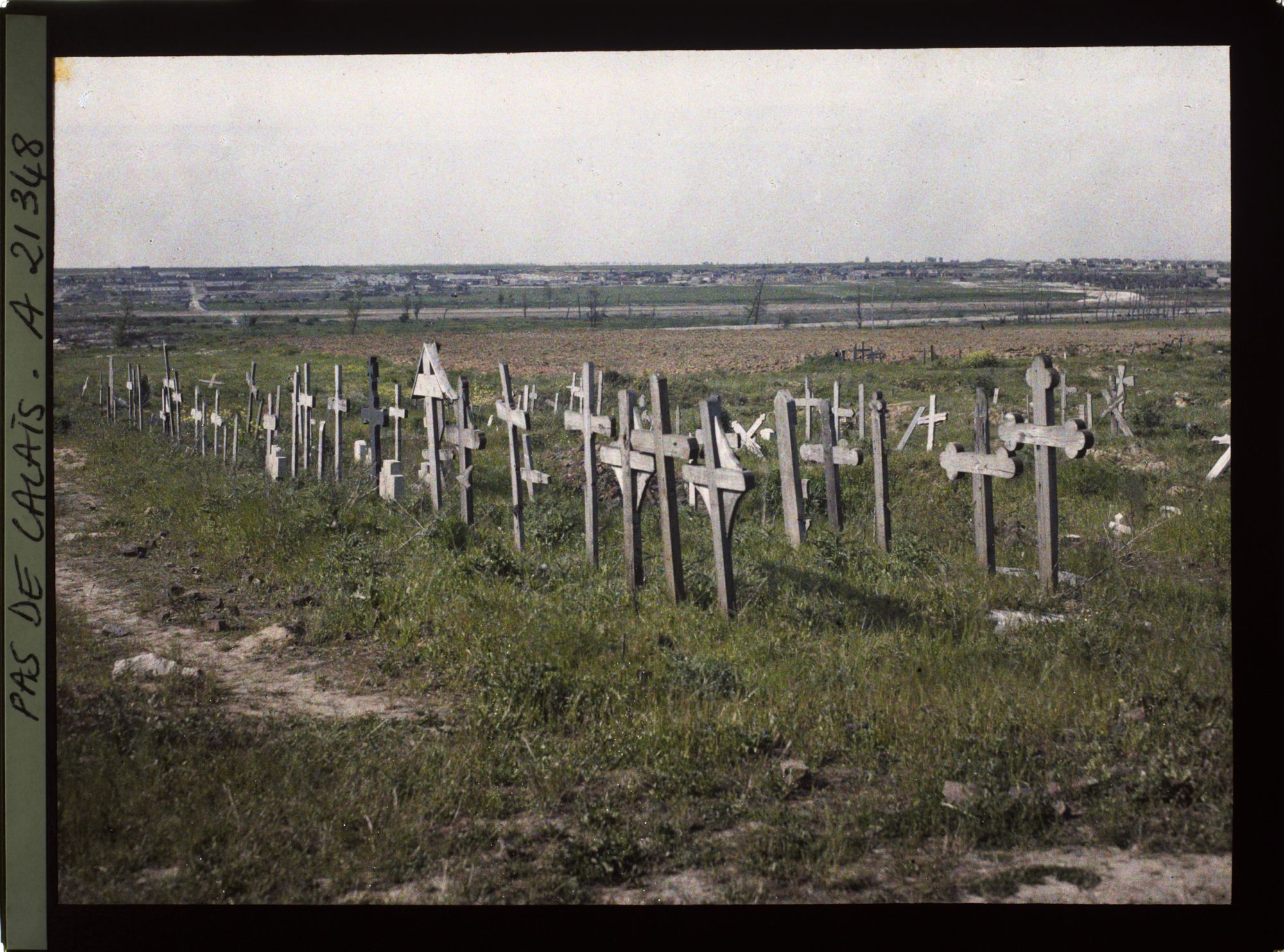 Image représentant France, Lens, Au 1er plan, tombes allemands, dans le fond la ville renaissante