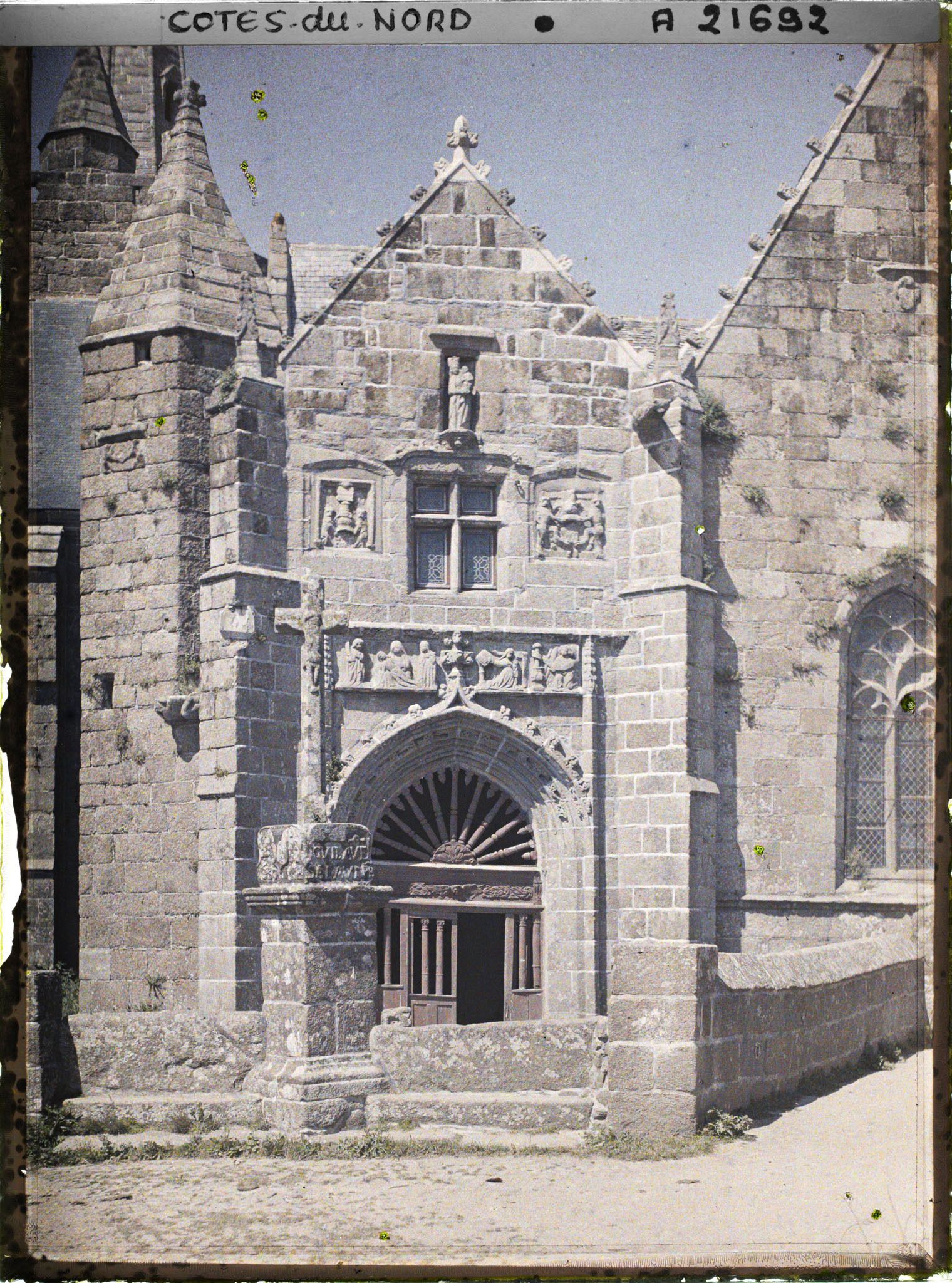 Image représentant Le portail sud de la chapelle Notre-Dame-de-la-Clarté