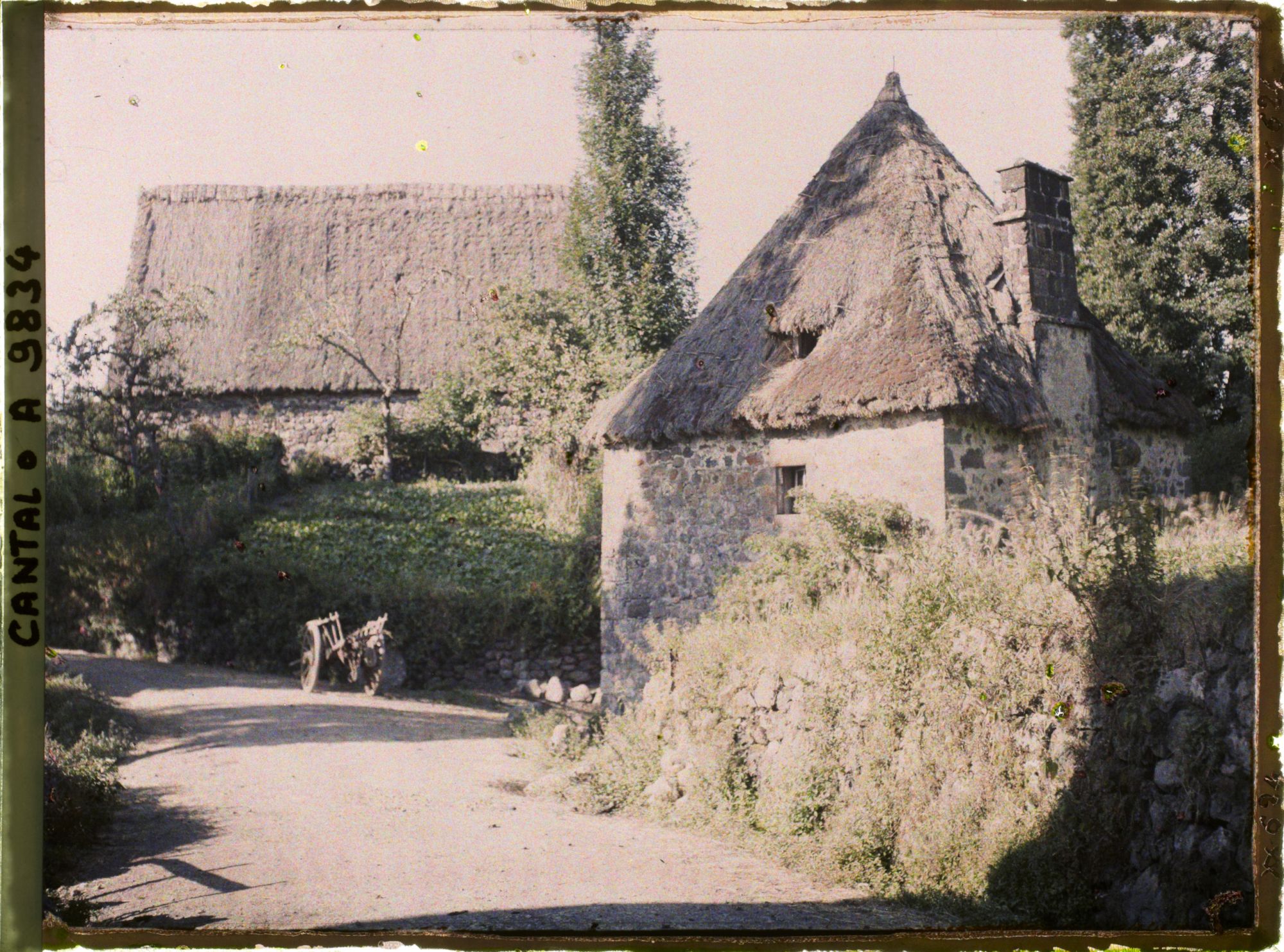 Image représentant Des maisons couvertes de toits de chaume, hameau de Marfons