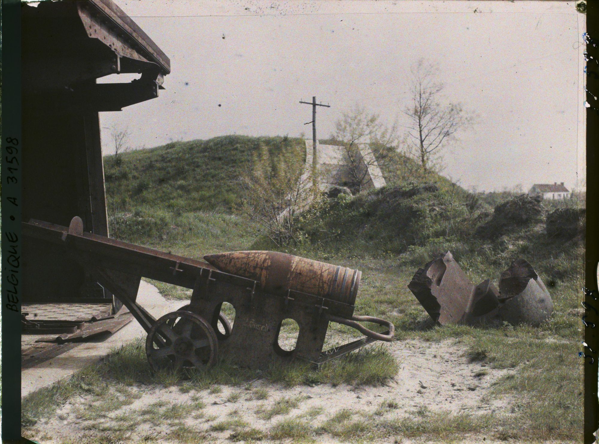 Image représentant Belgique, Ostende, Batterie Deutschland, Obus prêt à être introduit dans la pièce et, à droite, morceau de culasse projeté par l'éclatement
