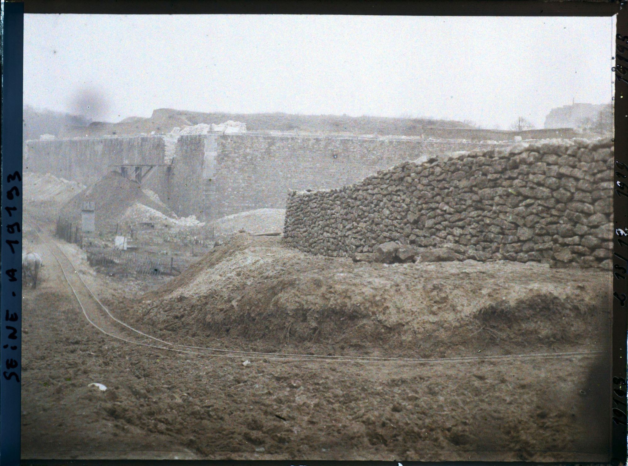 Image représentant La démolition des fortifications (à la porte d'Auteuil ?)
