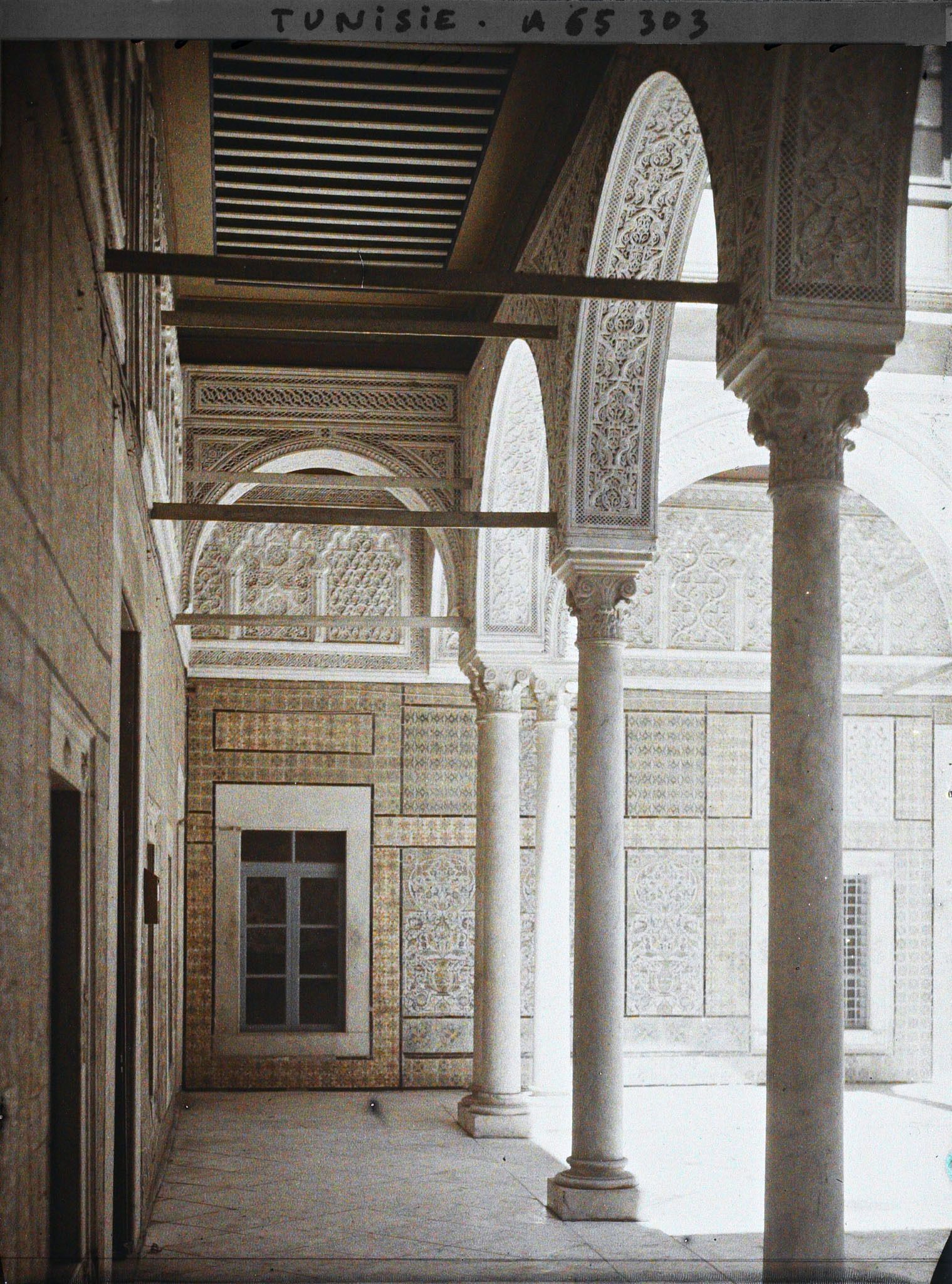 Image représentant Une galerie du patio de Dar-el-Hussein appelé aussi hôtel de la Division