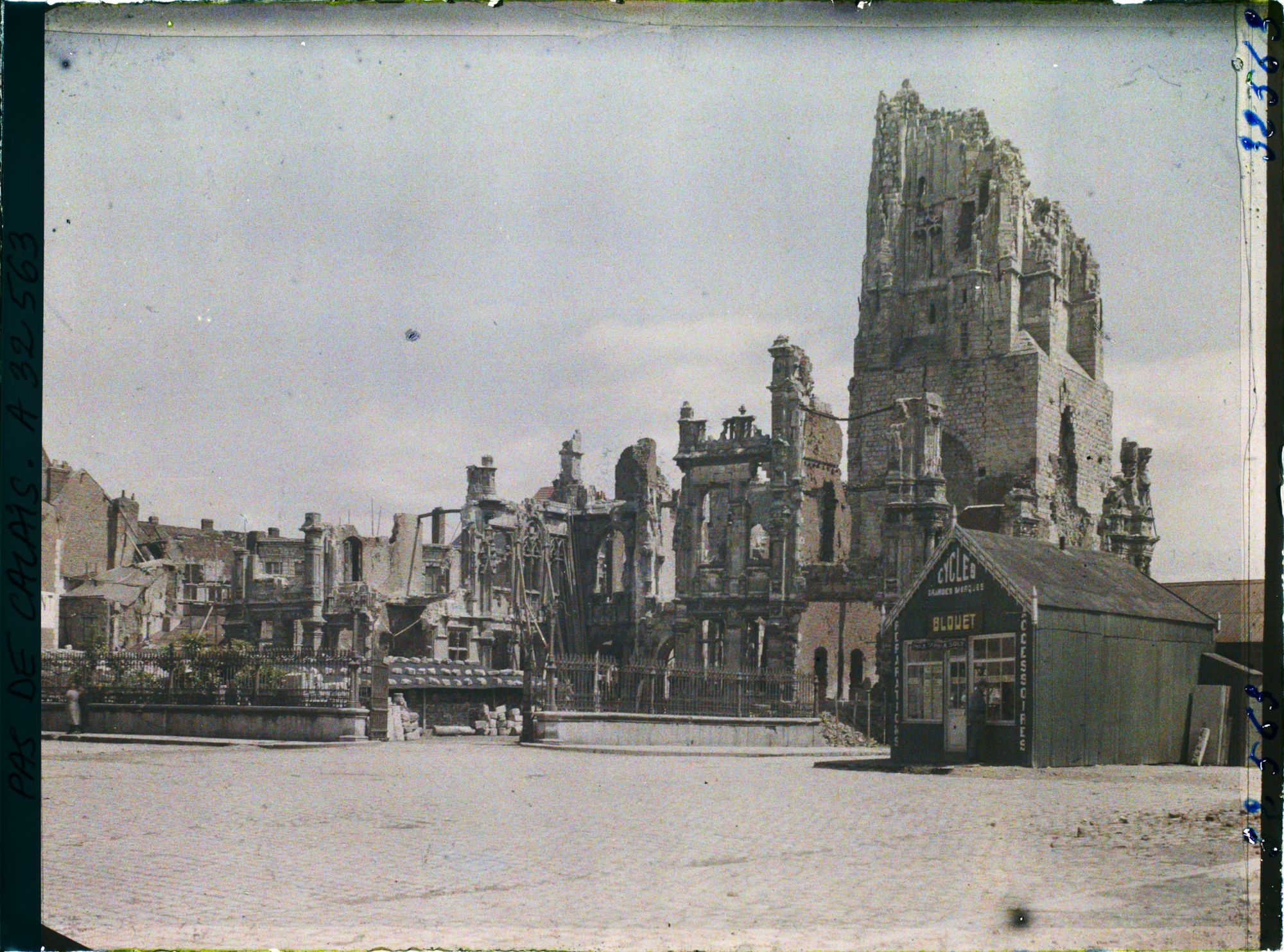 Image représentant France, Arras, L'Hôtel de Ville vu de la place de la Vaquerie