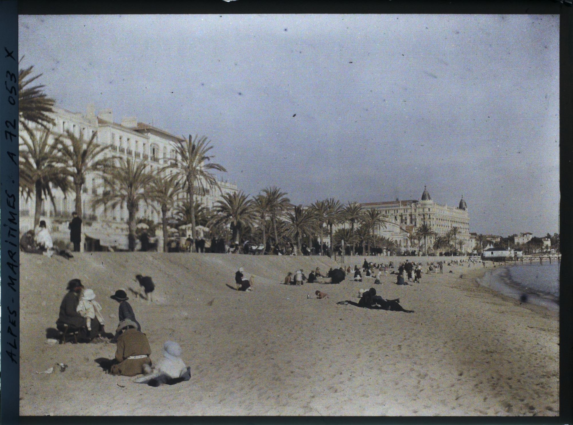 Image représentant Les habitants profitant du soleil hivernal sur la Croisettte, le Carlton en second plan