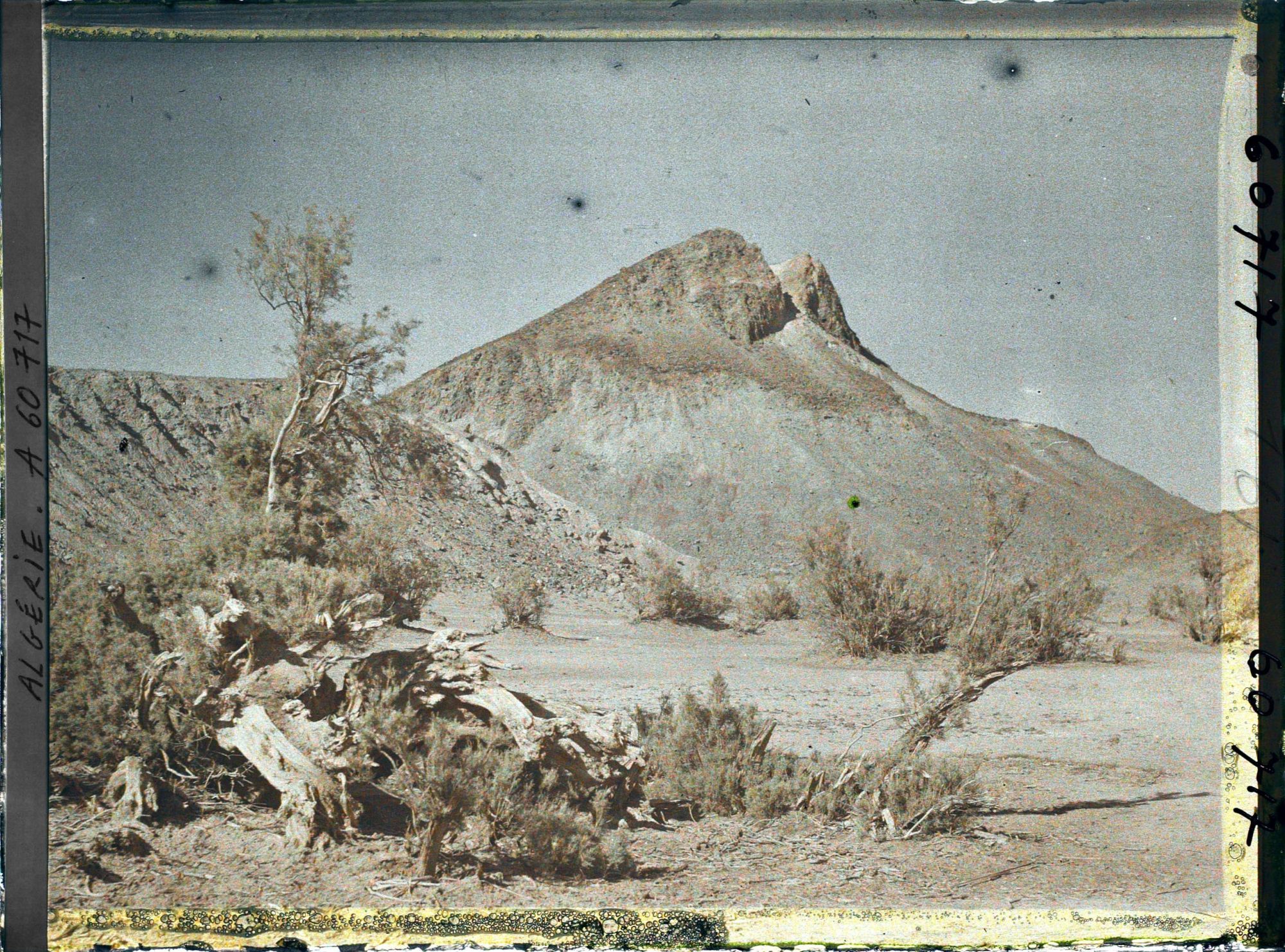 Image représentant La cuvette du lac avec à l'arrière-plan les pitons de marne verte