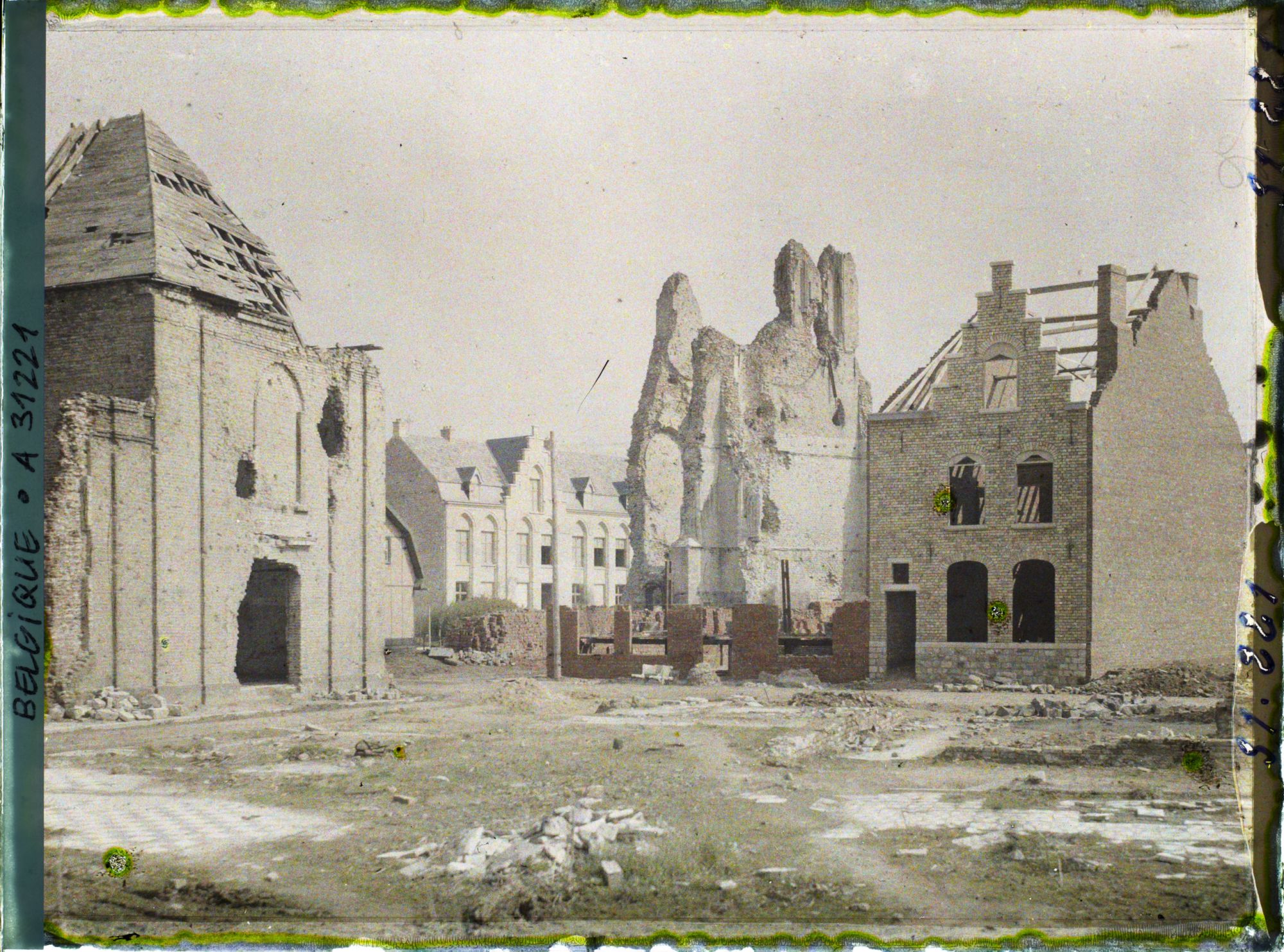 Image représentant Belgique, Ypres, Ruines de l'Eglise St Jacques et maison neuve