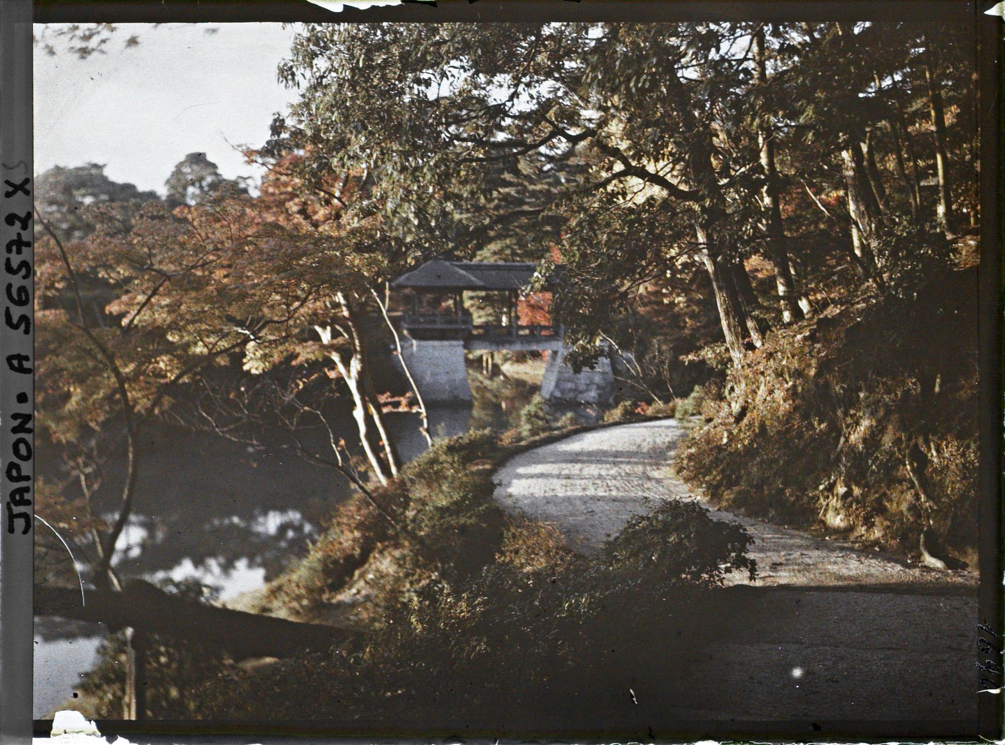 Image représentant Les jardins de la villa impériale Shugakuin Rikyû : l'étang Yokuryu et le pont Chitose-bashi (Pont de Mille Ans)