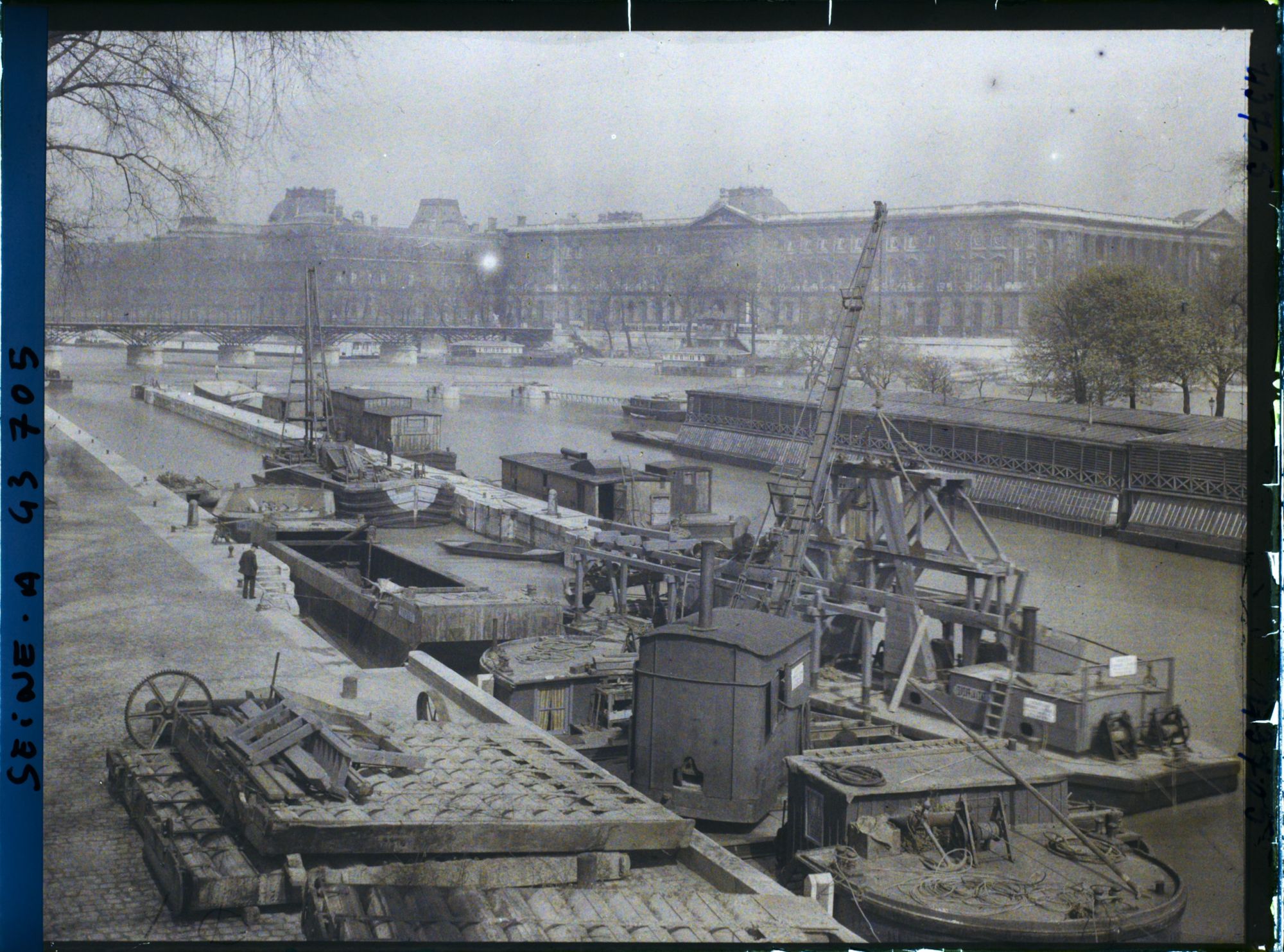 Image représentant Le barrage de la Monnaie depuis le Pont-Neuf vers le Louvre