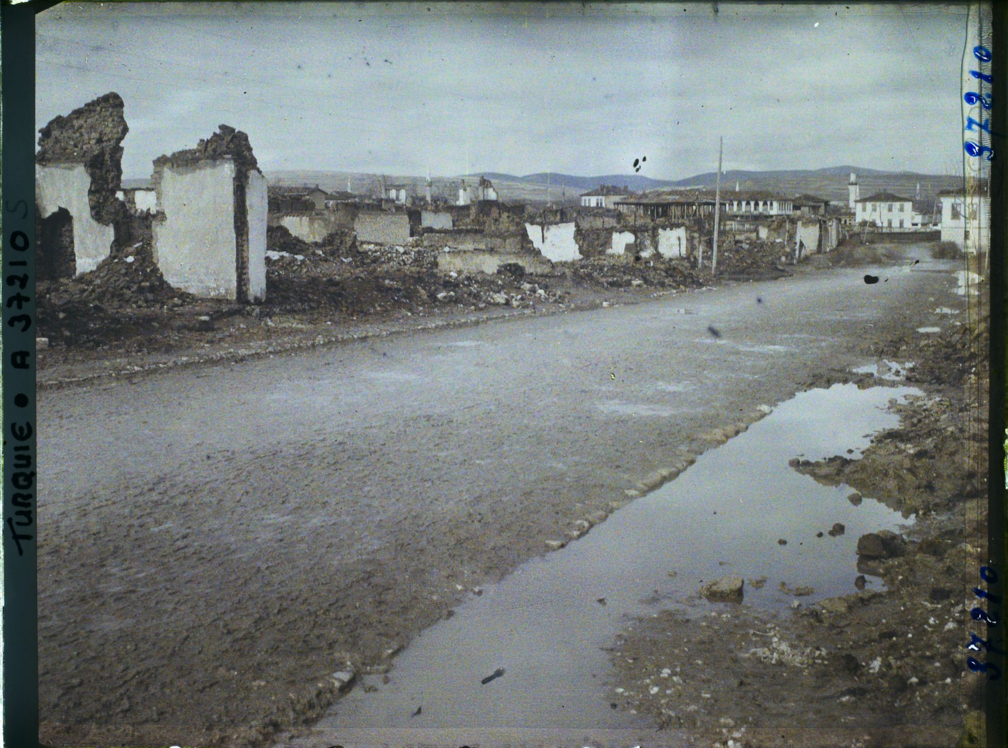 Image représentant Turquie, Ouchak, Quartier de la Gare détruit