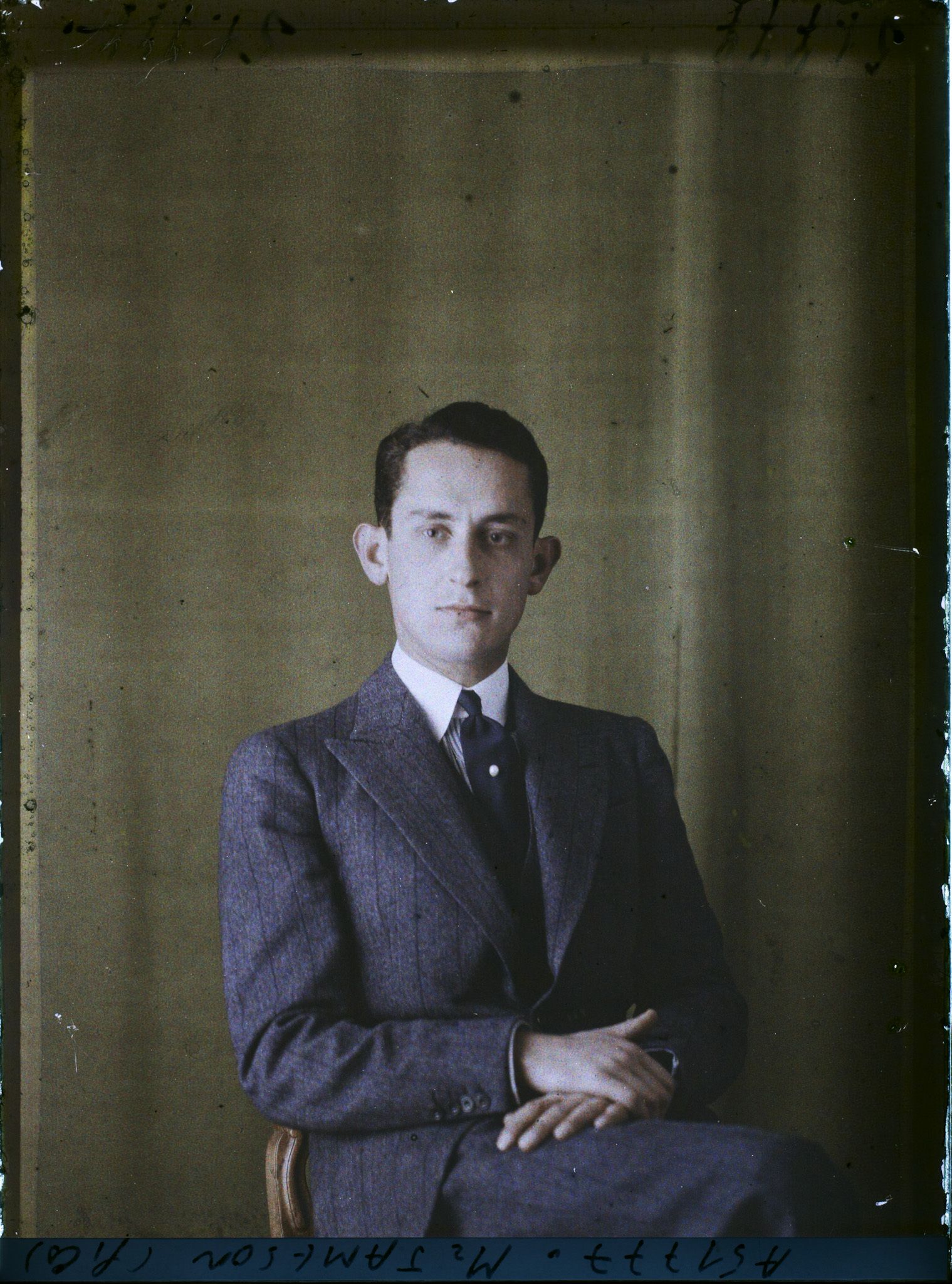 Image représentant https://musee-albert-kahn.s-museum.fr/home/NWQ2OTAwYzNmYjZlZTk1ZWQwODJmMjY4L2dlbmVyaWMtbm90aWNlLXRhYi9hdXRob3JpdHkvNjE3YTc5ZjVjZjhiODk2OGIzMzM3ZDIx/5d6900c3fb6ee95ed082f268/generic-notice-tab/authority/617a79ebcf8b8968b3336fb7 Monsieur Jameson fils