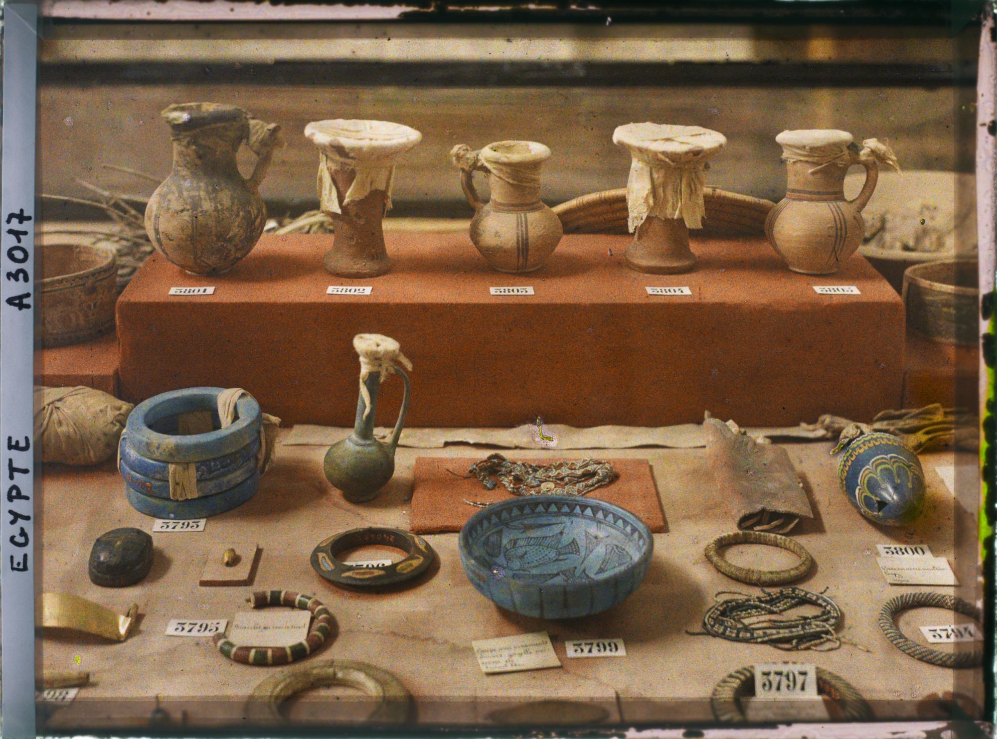 Image représentant Divers objets dans une vitrine du musée égyptien