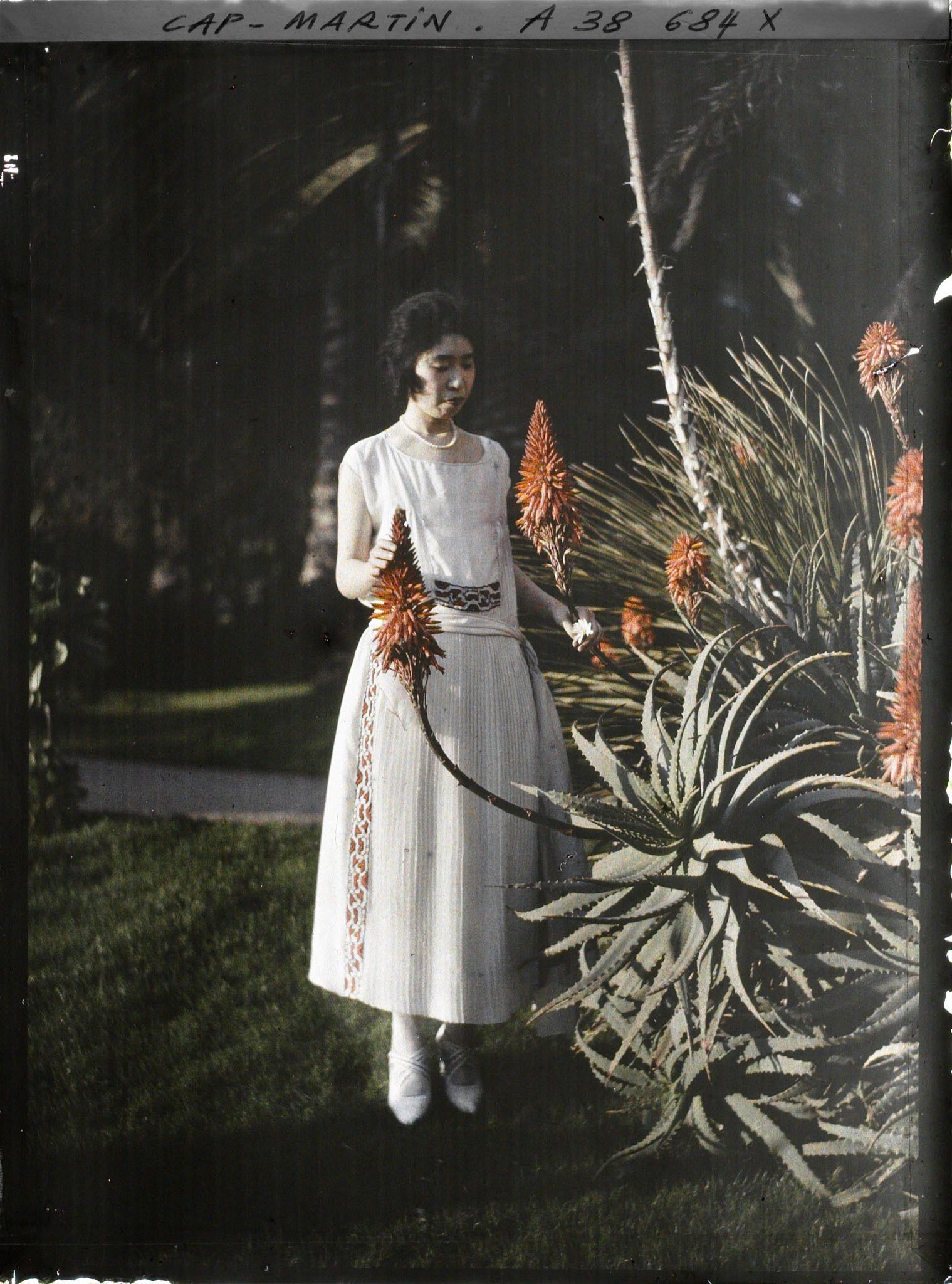 Image représentant La princesse Kitashirakawa, invitée par Albert Kahn, dans le jardin de sa villa