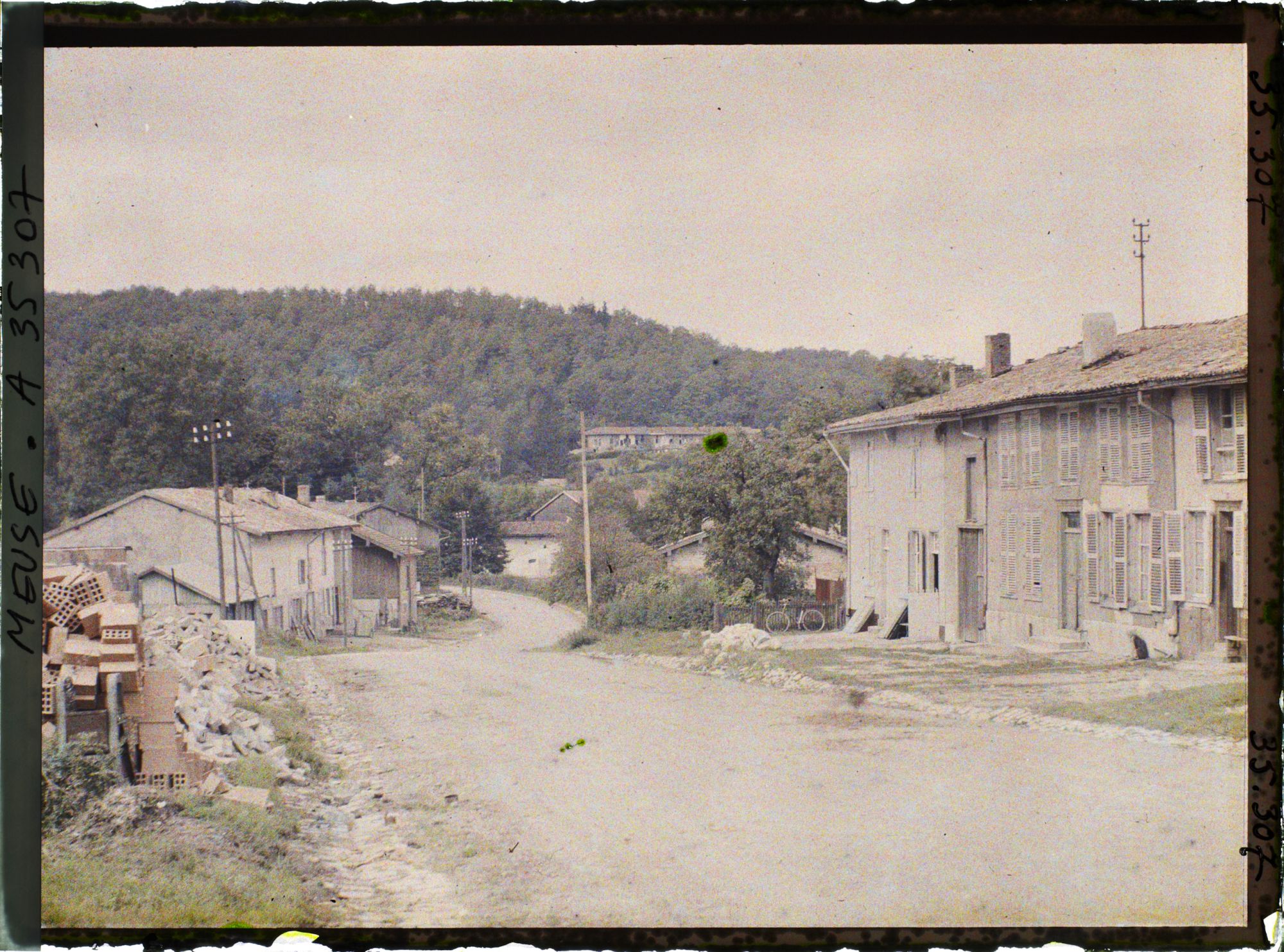 Image représentant France, Les Islettes, Vue sur la route de Ste Ménehould